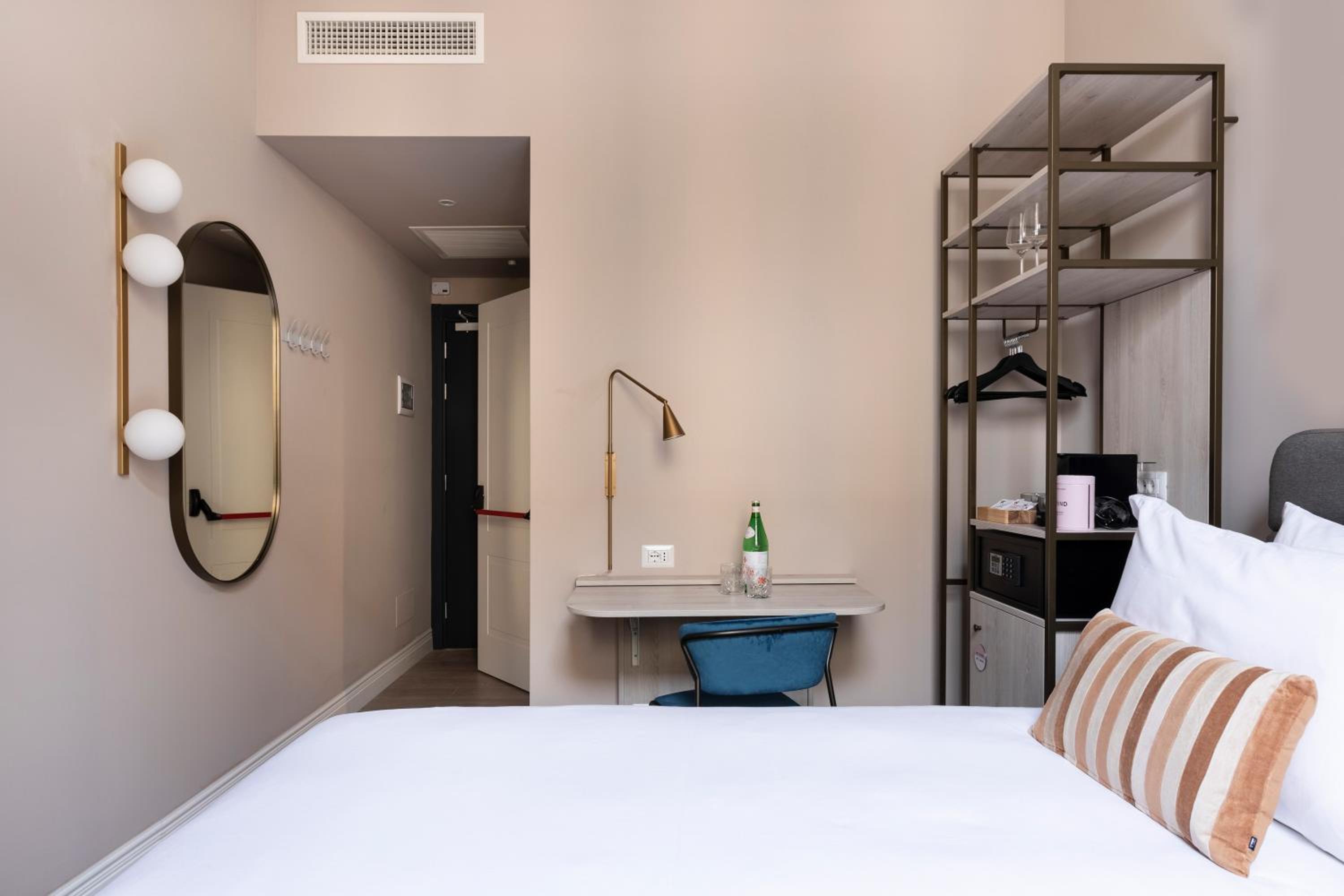 Medium Room - Accessible photo 1