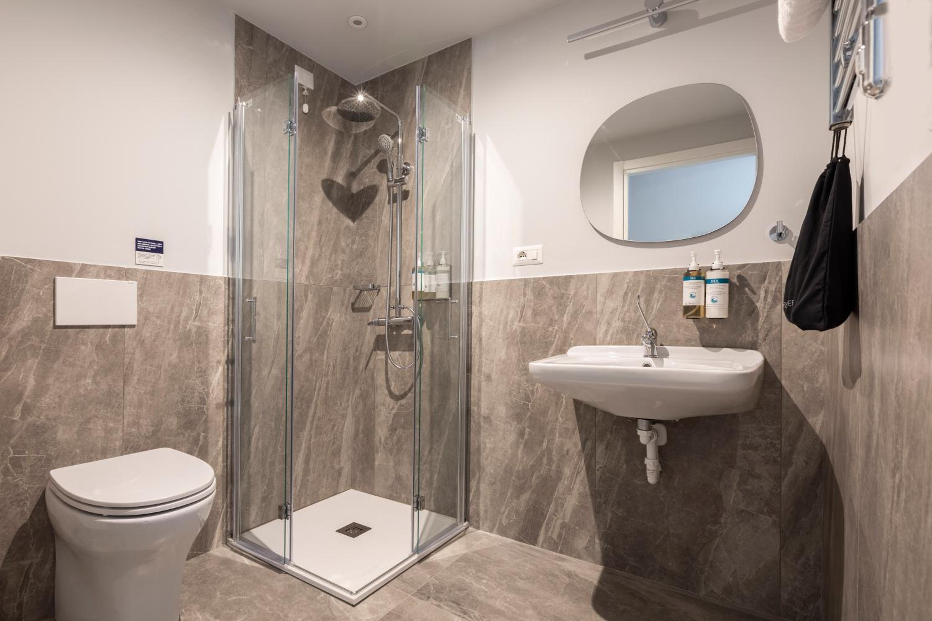 Medium Room - Accessible photo 2