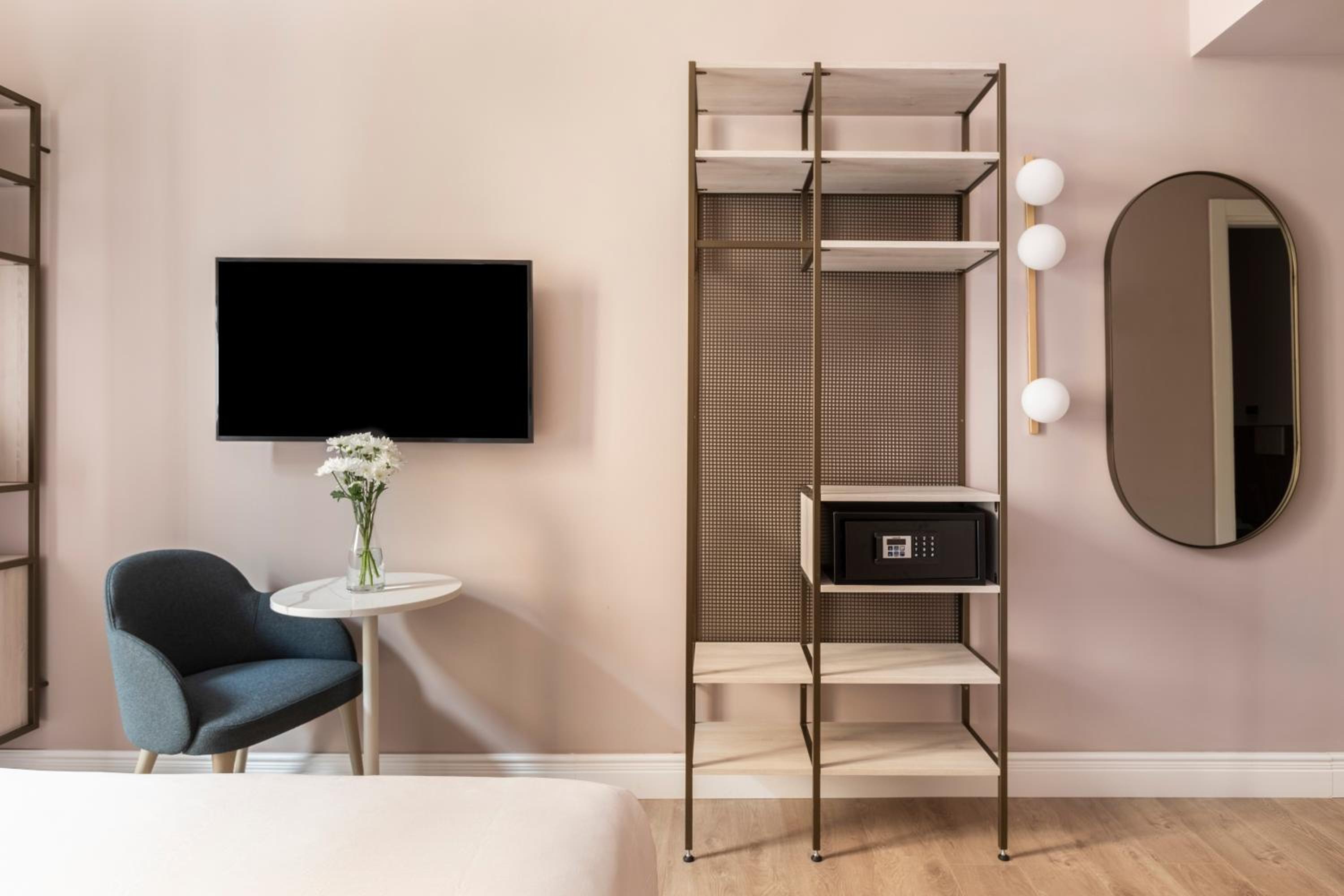 Medium Room with Extra Single Bed photo 2