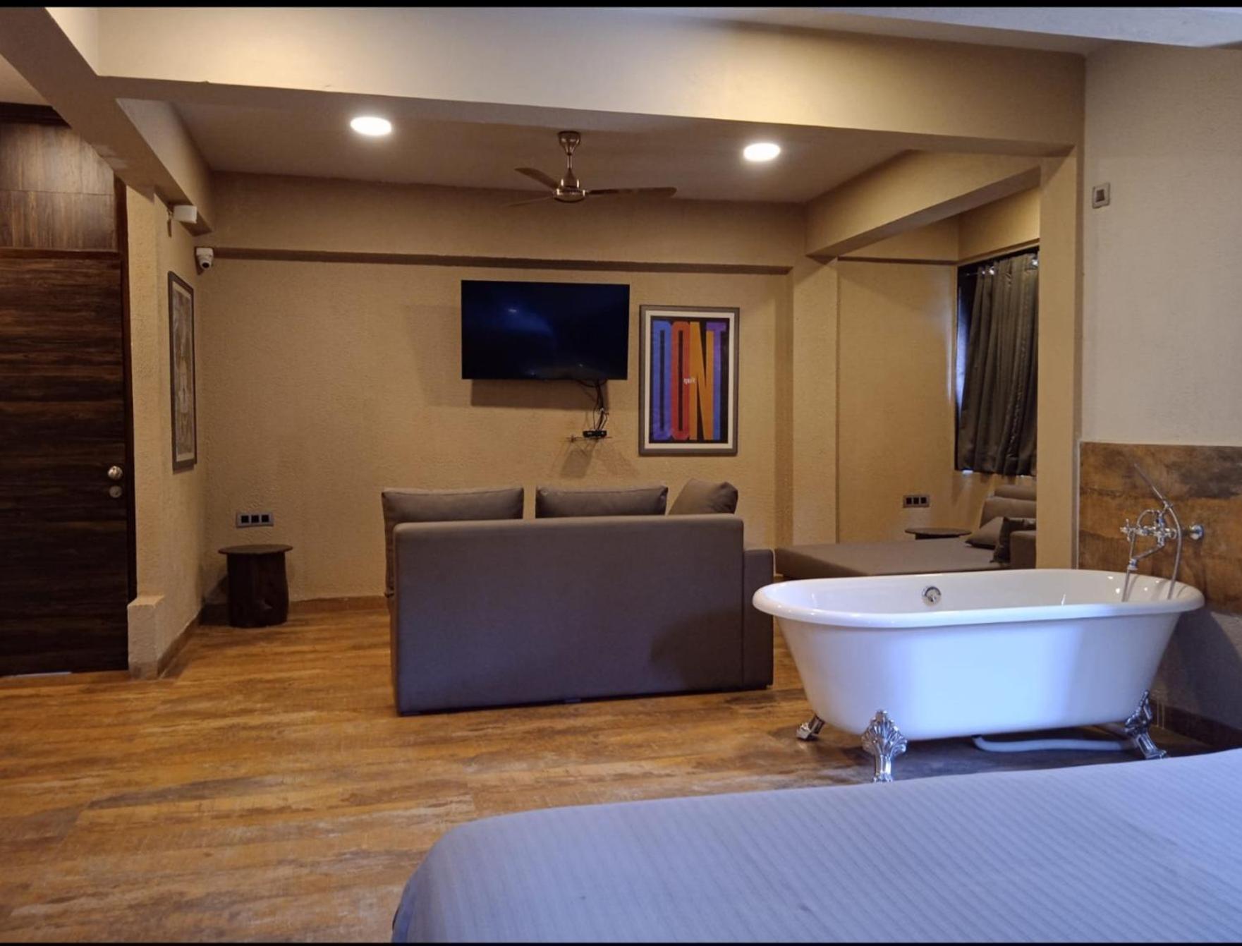 Suite with Hot Tub - Photo 4