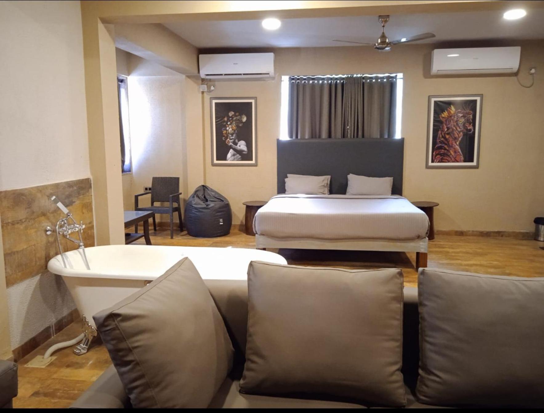 Suite with Hot Tub - Photo 2