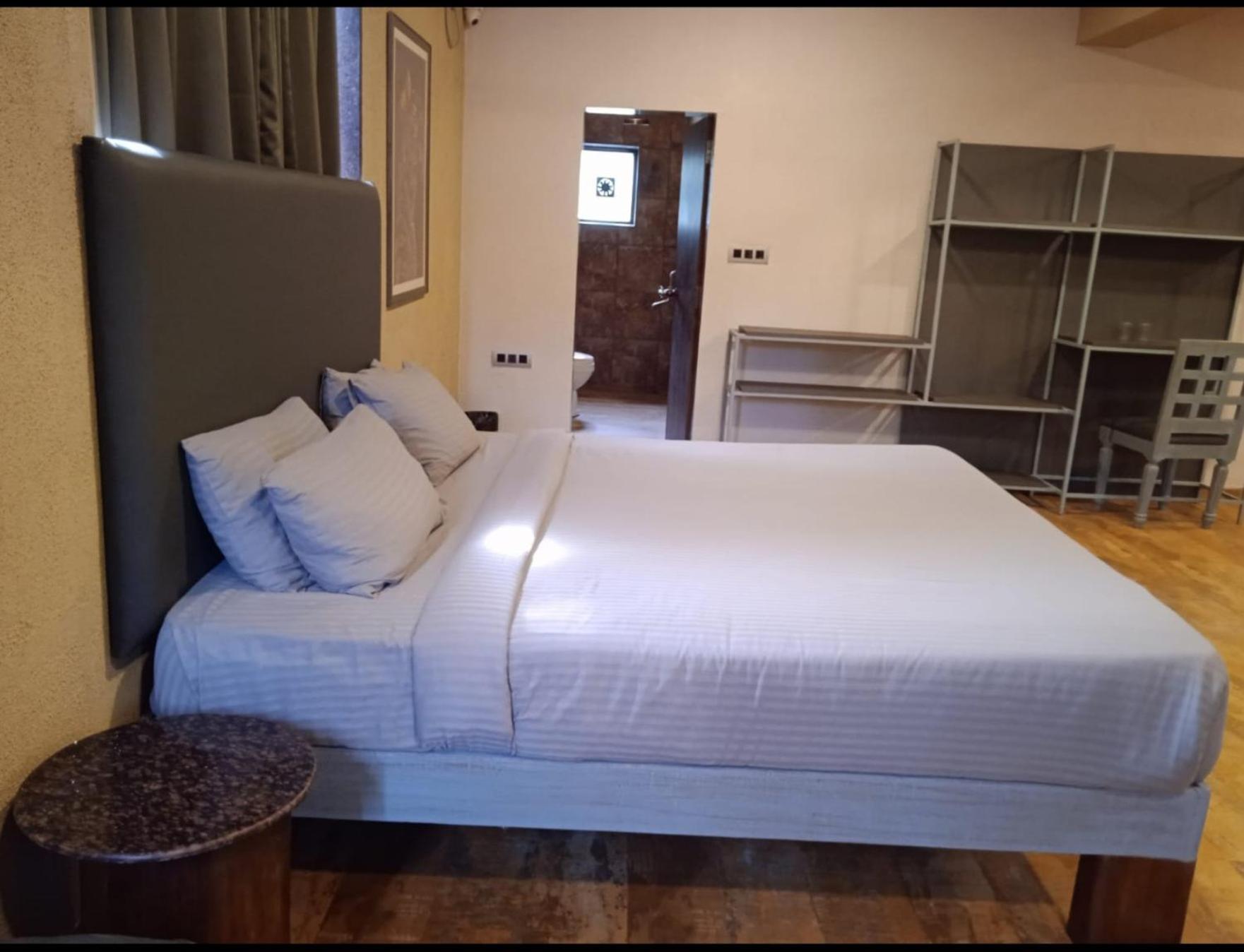Suite with Hot Tub - Photo 1