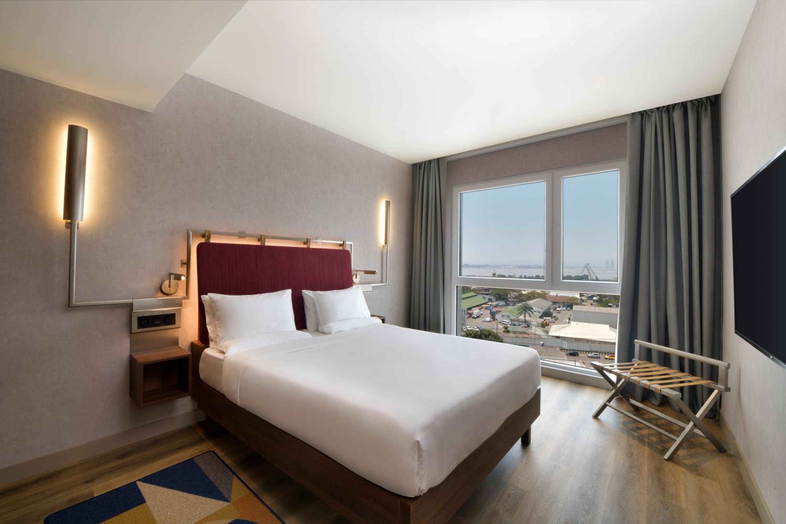 Standard Queen Room with River View - Photo 4