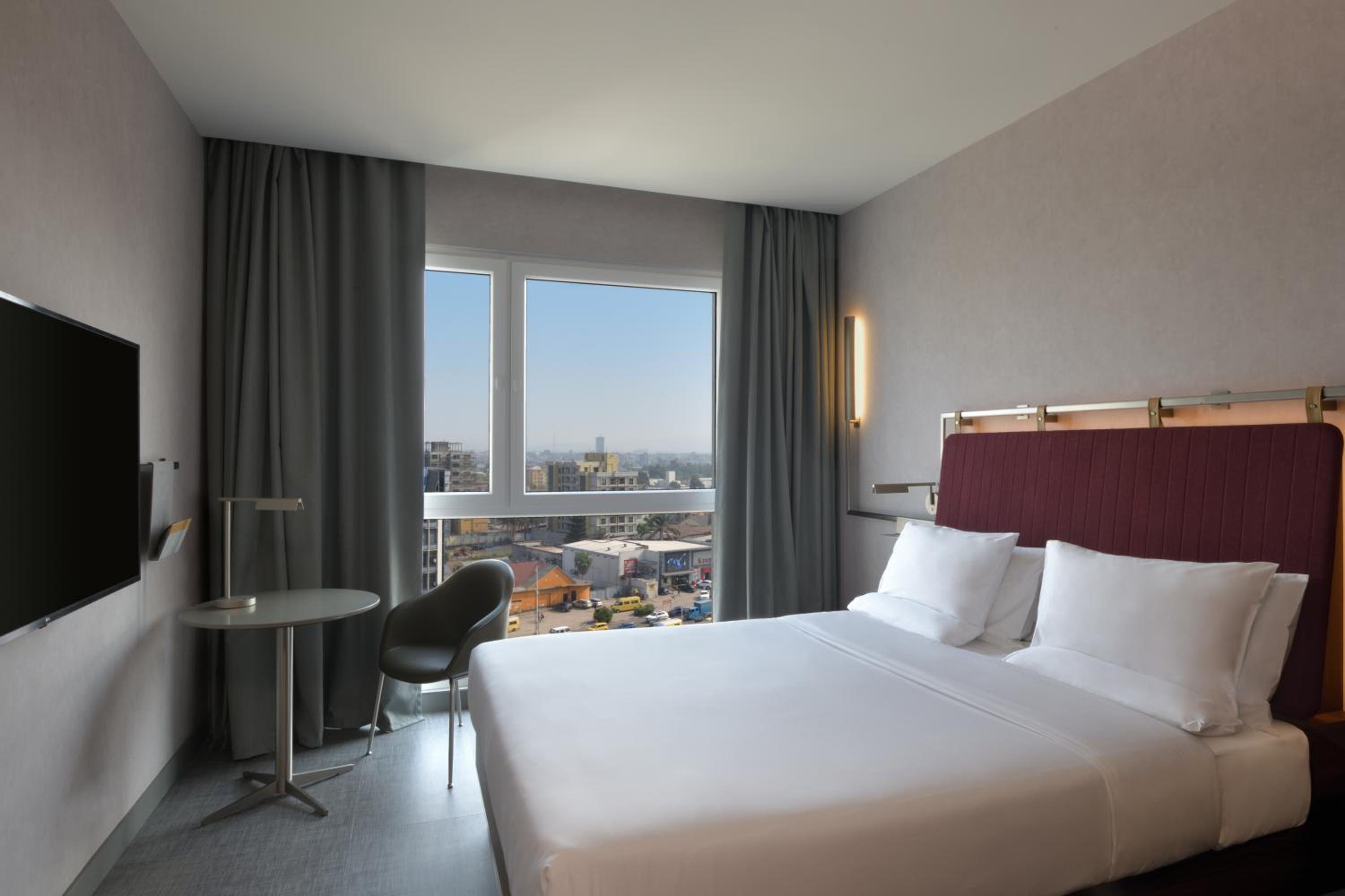 Standard Queen Room with City View - Photo 11