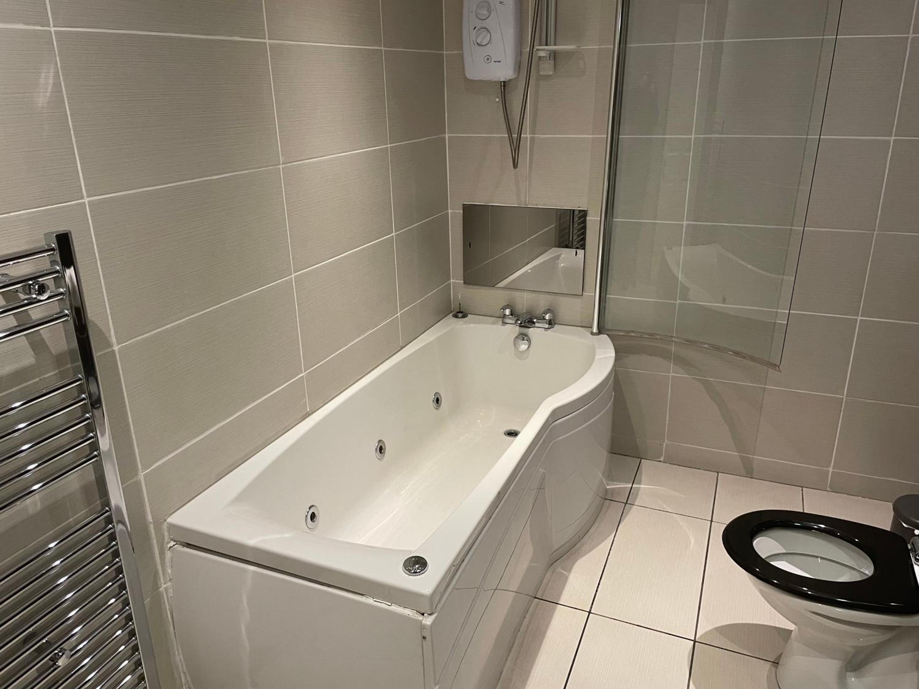 Double Room with Bath/Shower photo 3