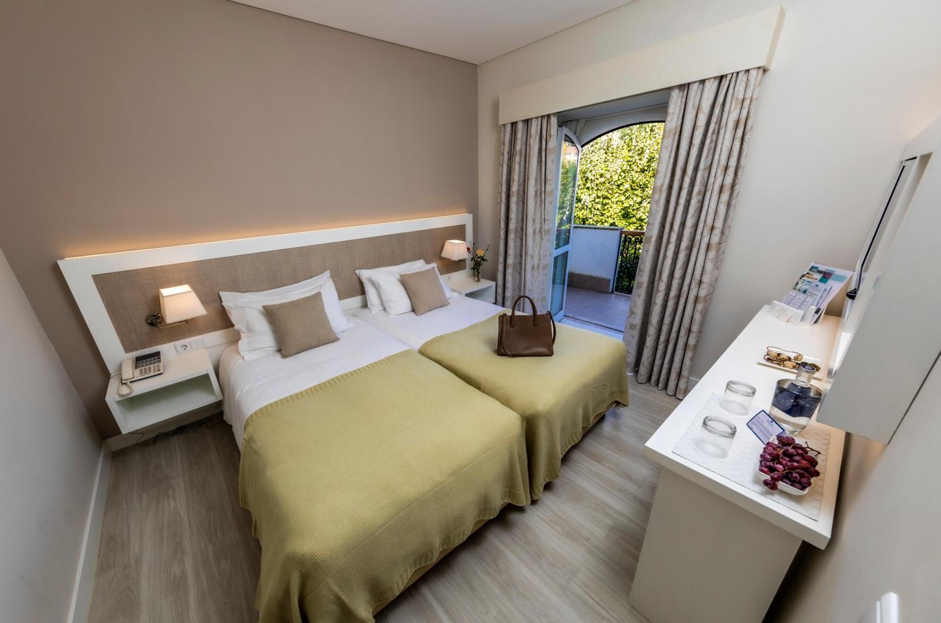 Suite with Balcony - Photo 2