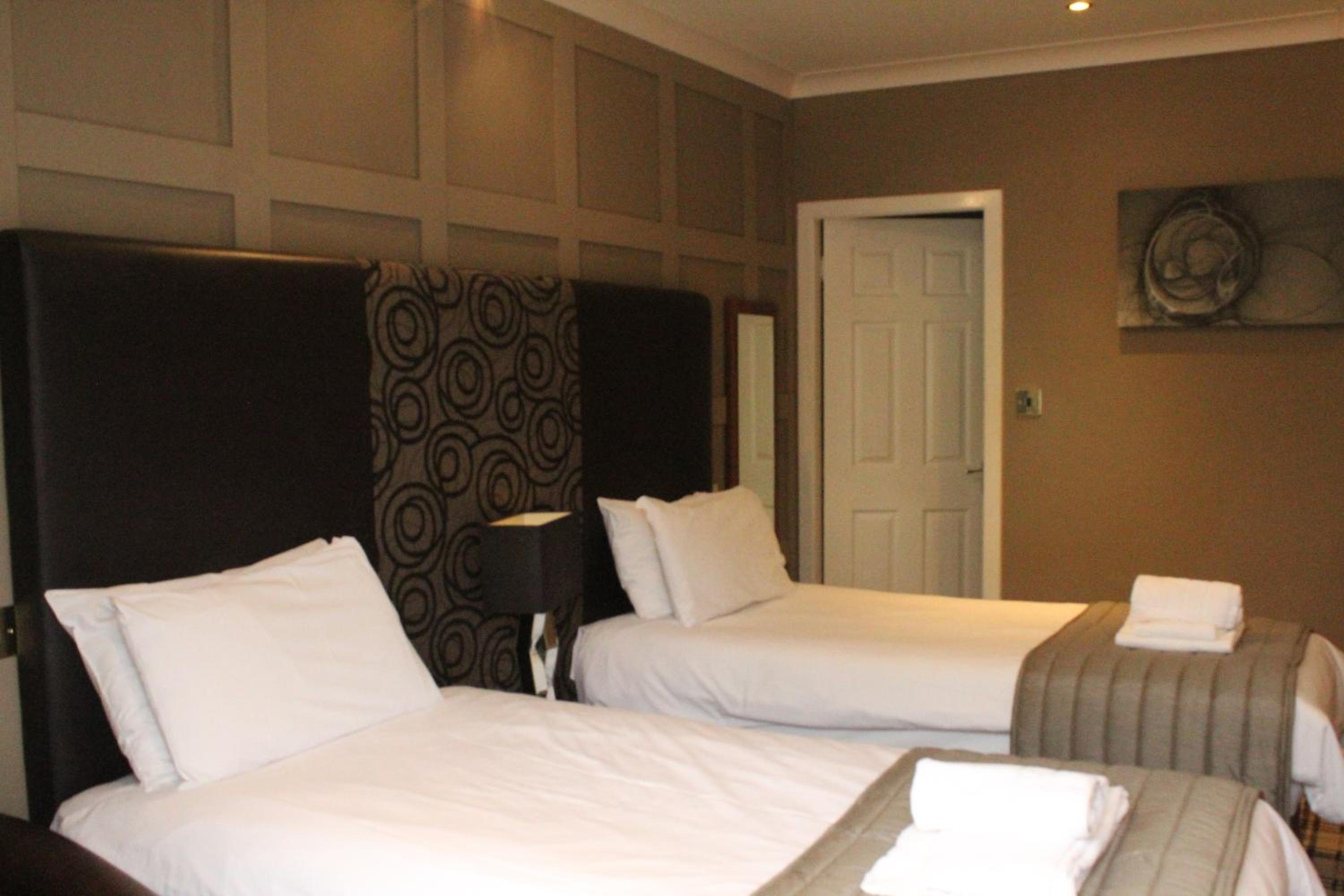 Twin Room with Bath/Shower - Photo 1