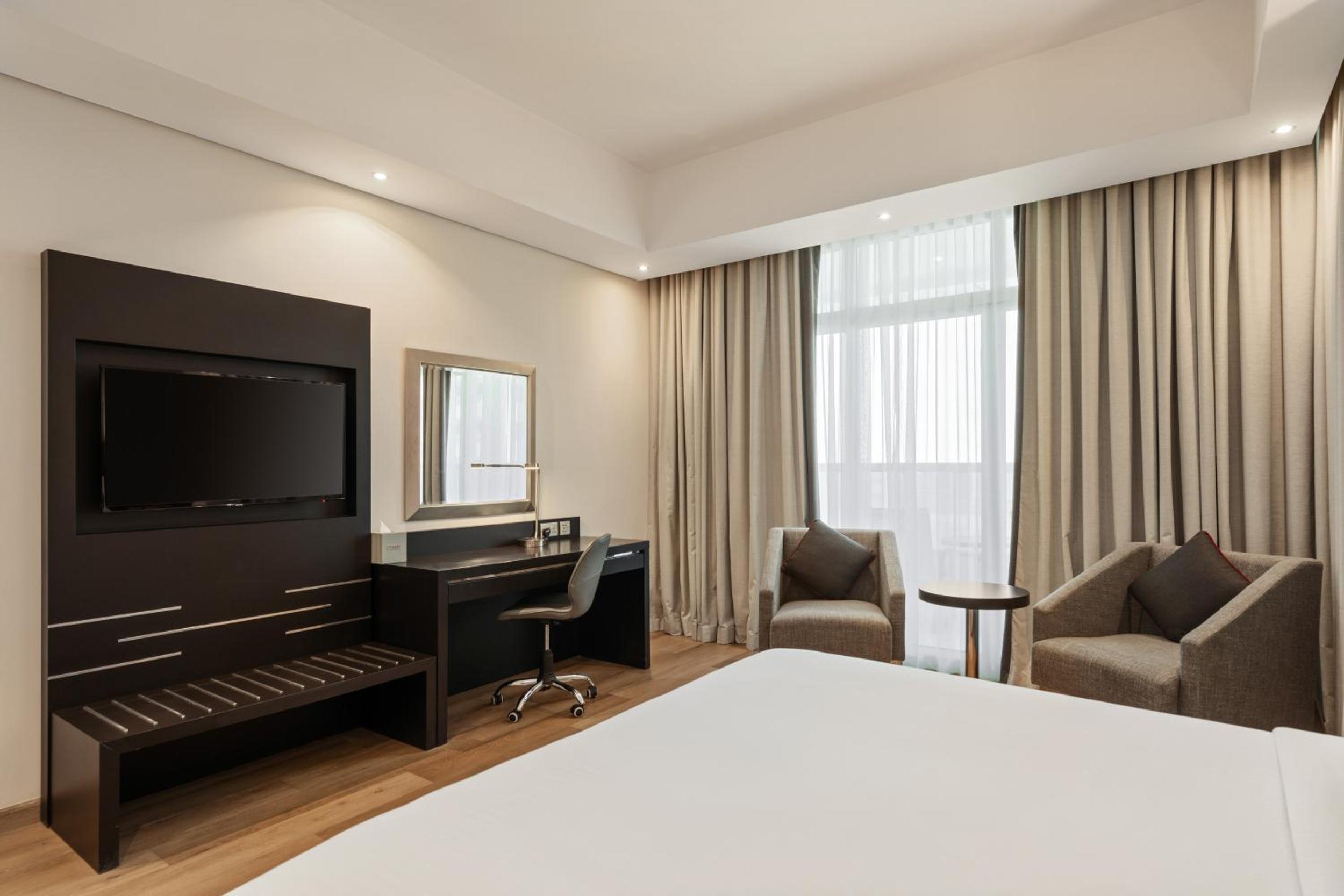 Explorer King Room Non-smoking | Dubai with Free Shuttle photo 3