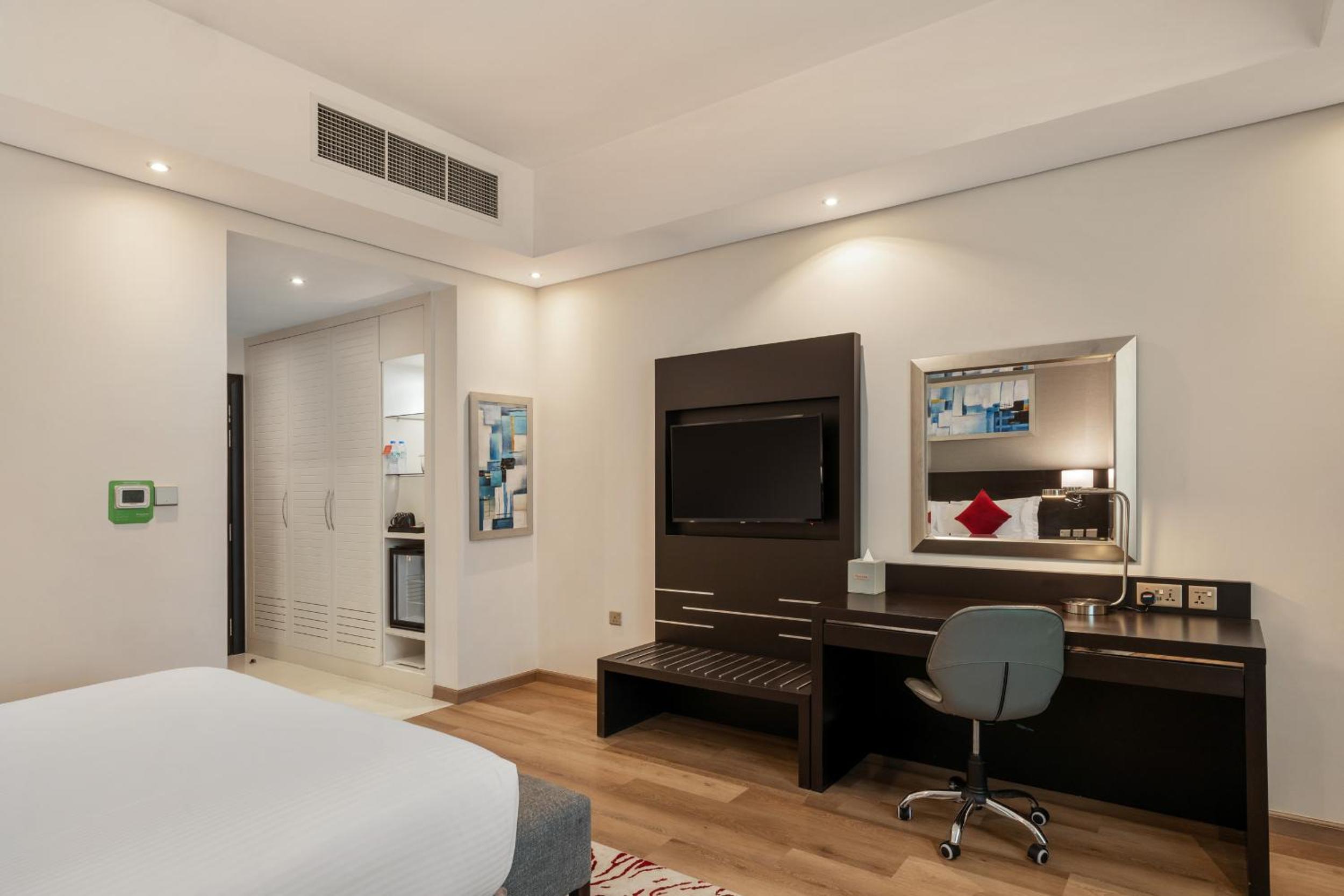 Deluxe King Room - Non-Smoking photo 3