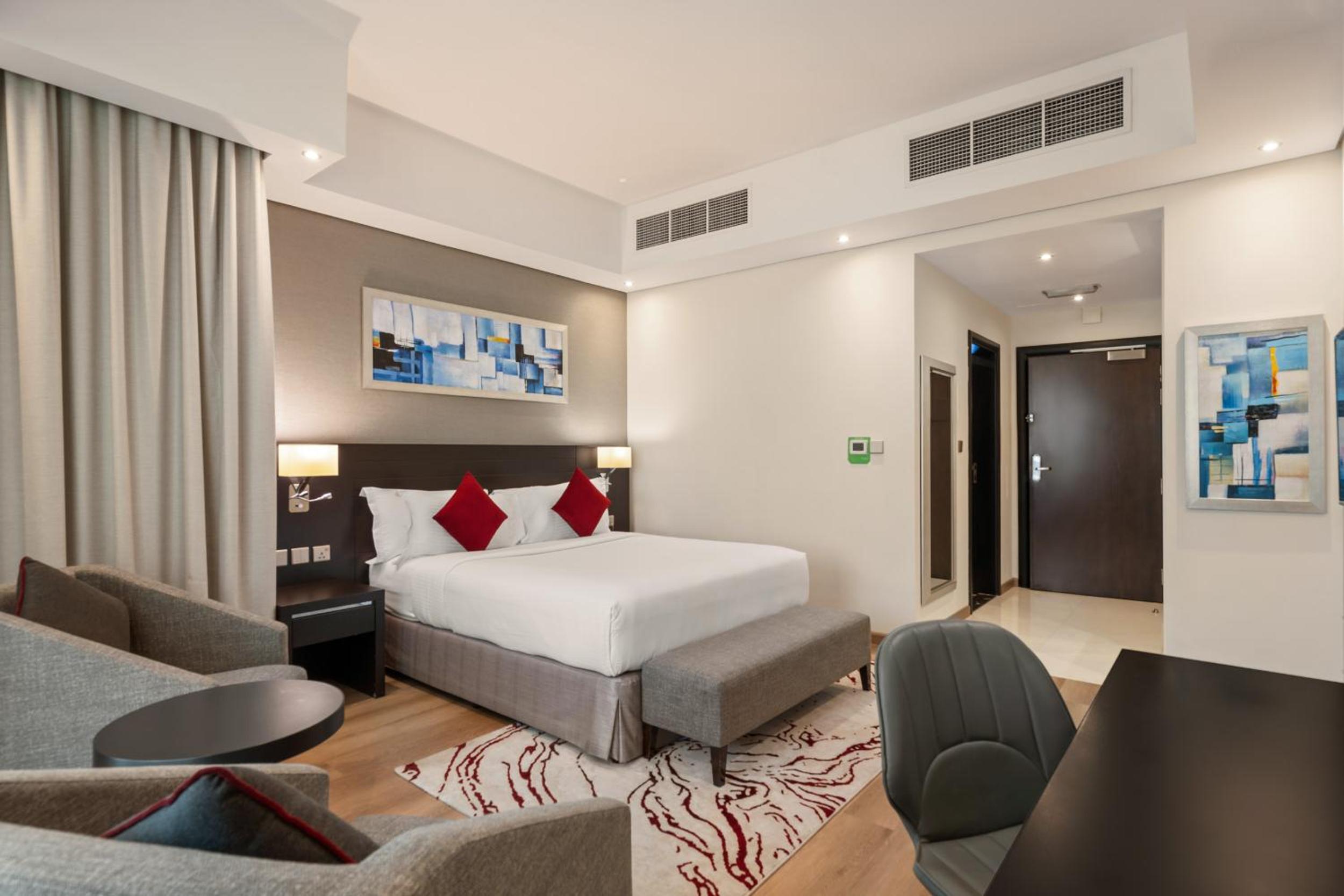 Deluxe King Room - Non-Smoking photo 2