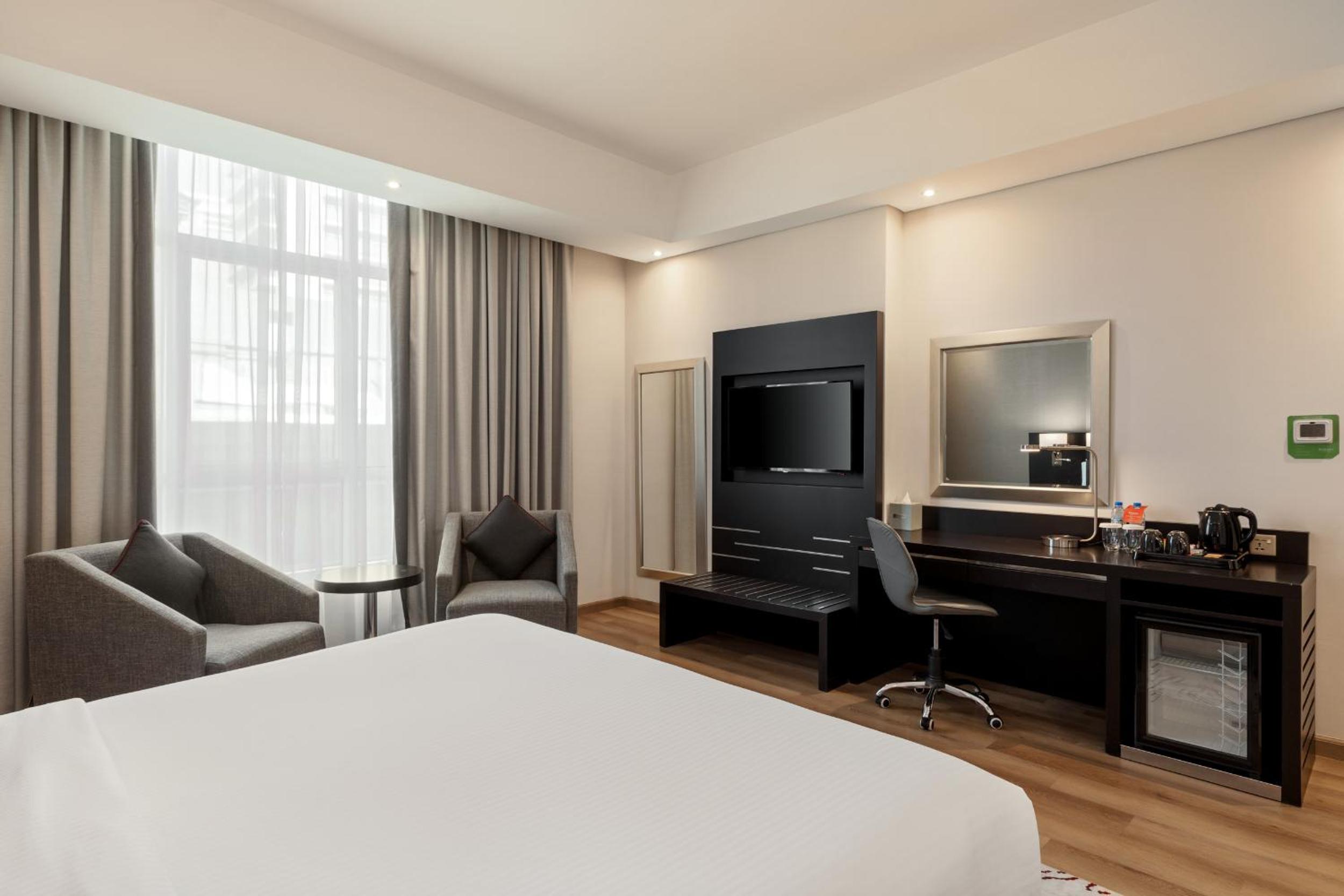 Explorer King Room Smoking | Dubai with Free Shuttle photo 3