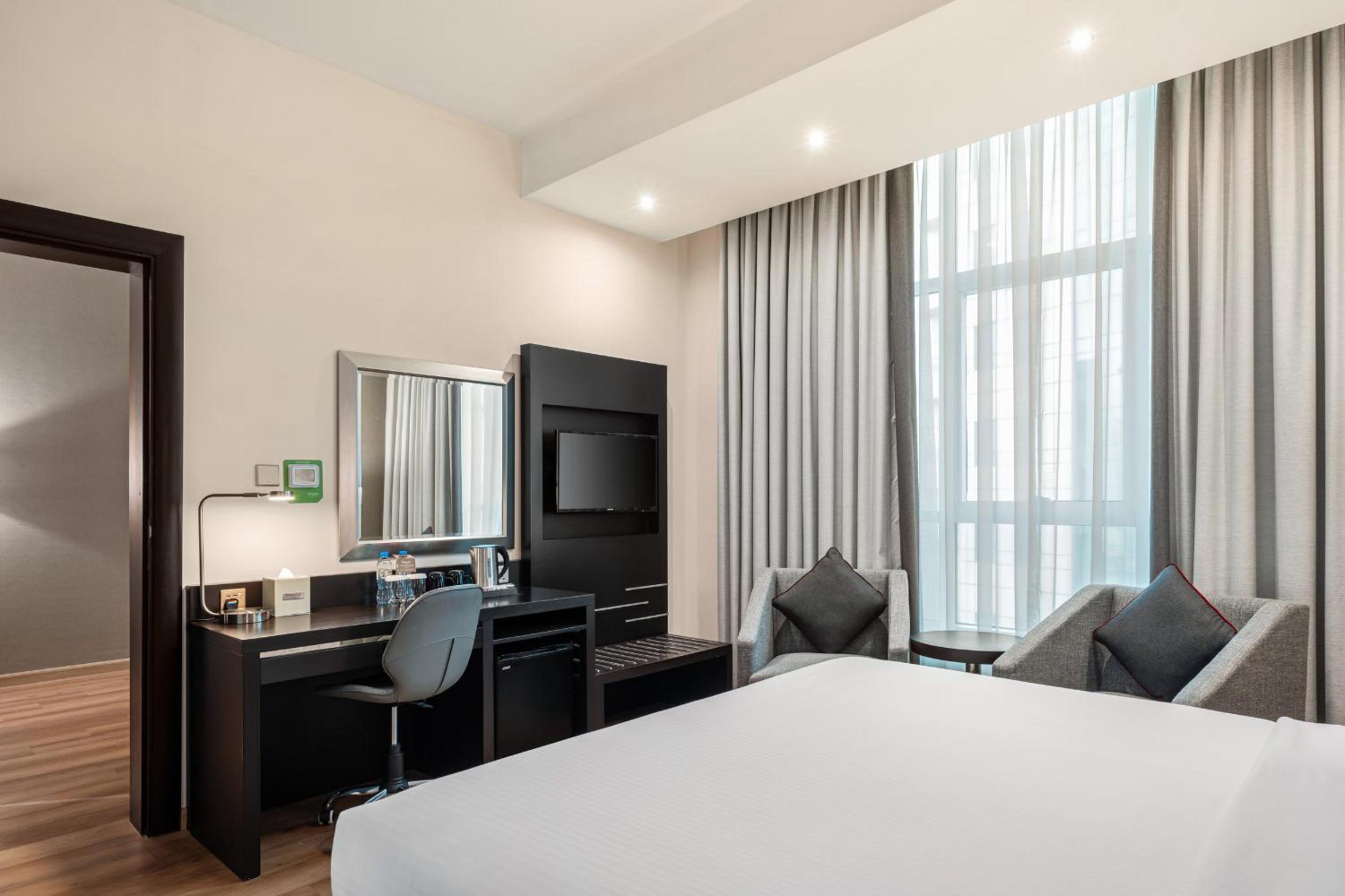 Junior King Suite - Non-Smoking photo 2