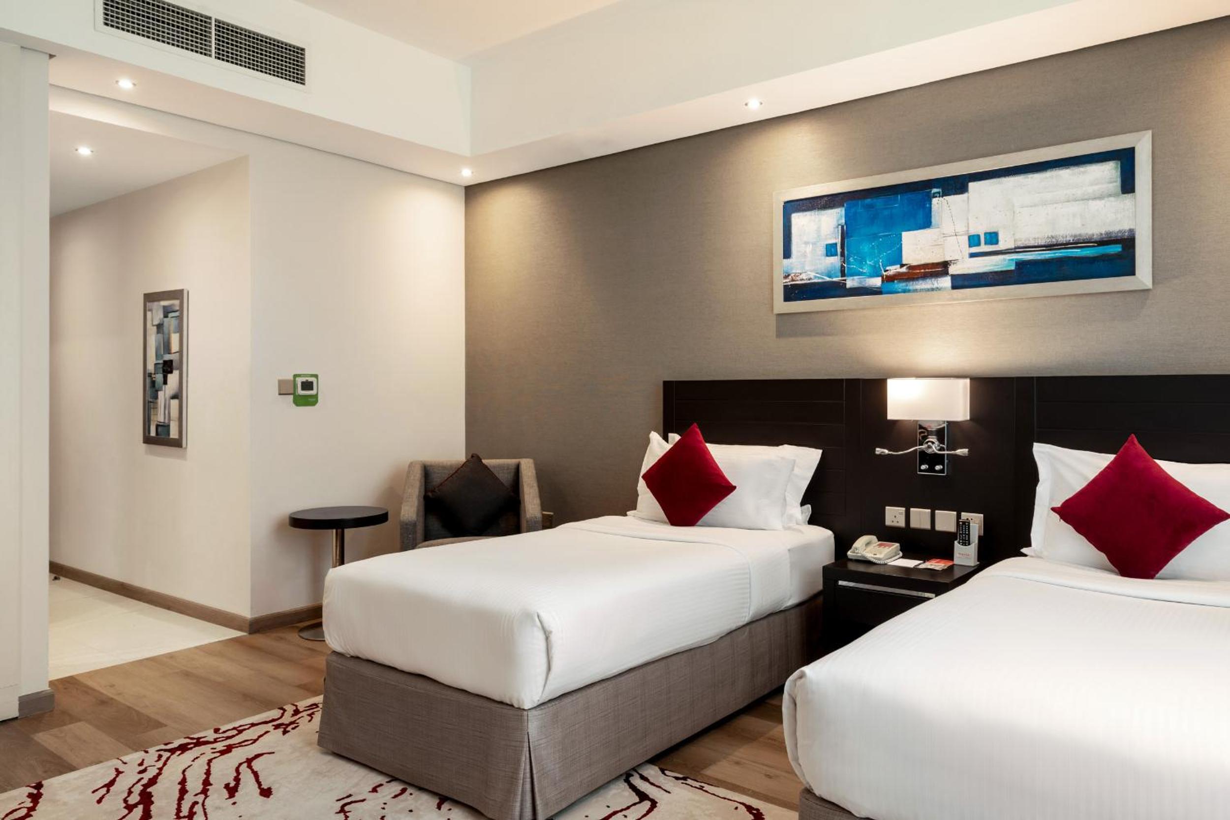 Explorer Twin Room Smoking | Dubai with Free Shuttle photo 3