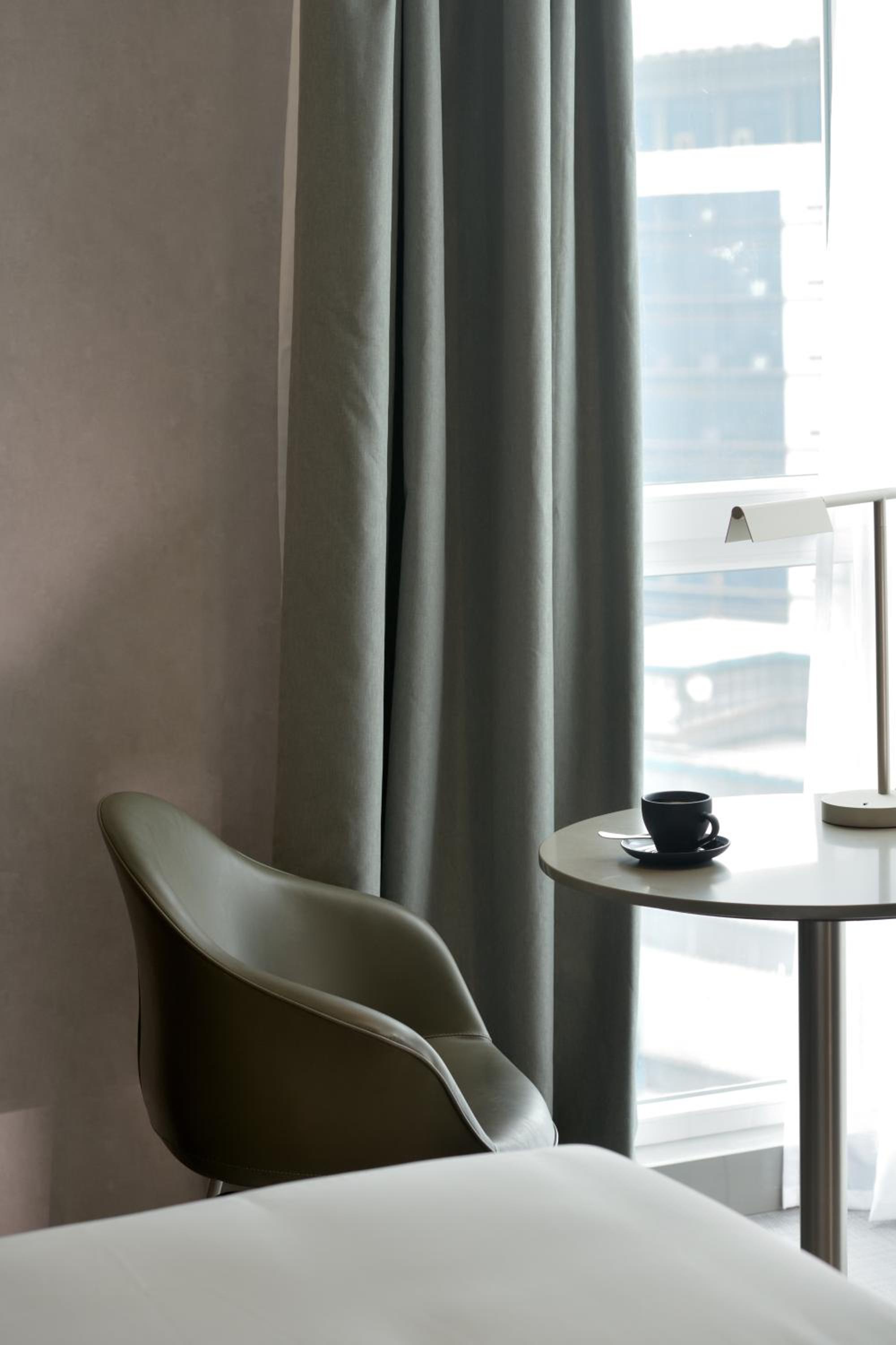 Standard Queen Room with City View - Photo 5