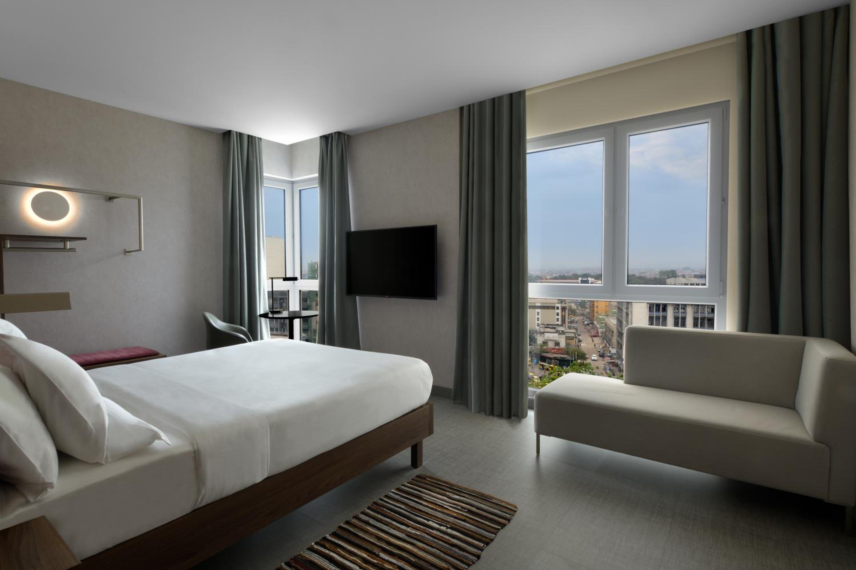 Executive Room with Double Bed and Sofa - Photo 12