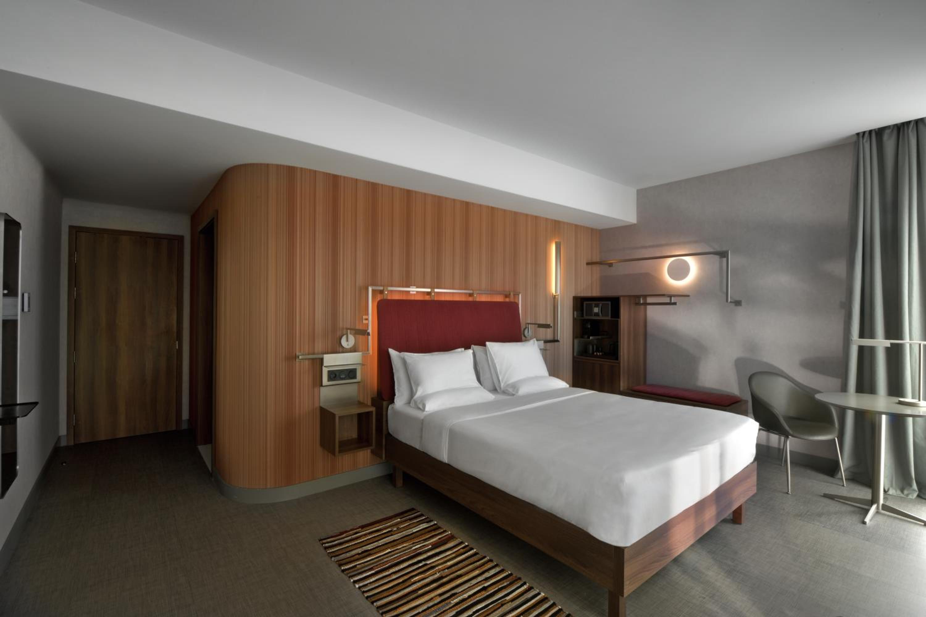 Standard Queen Room with City View - Photo 12