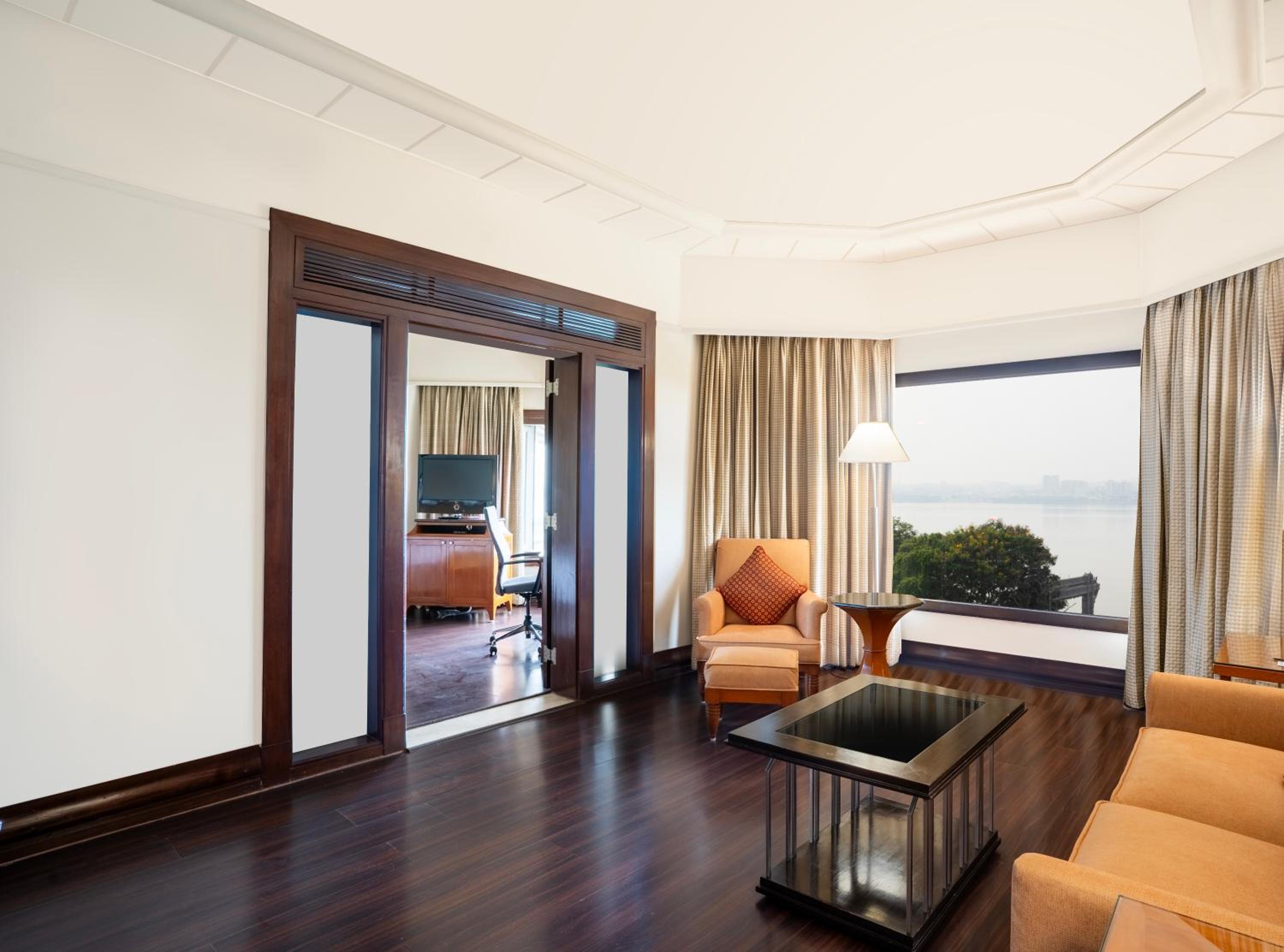 Deluxe Suite Lake View with Bathtub