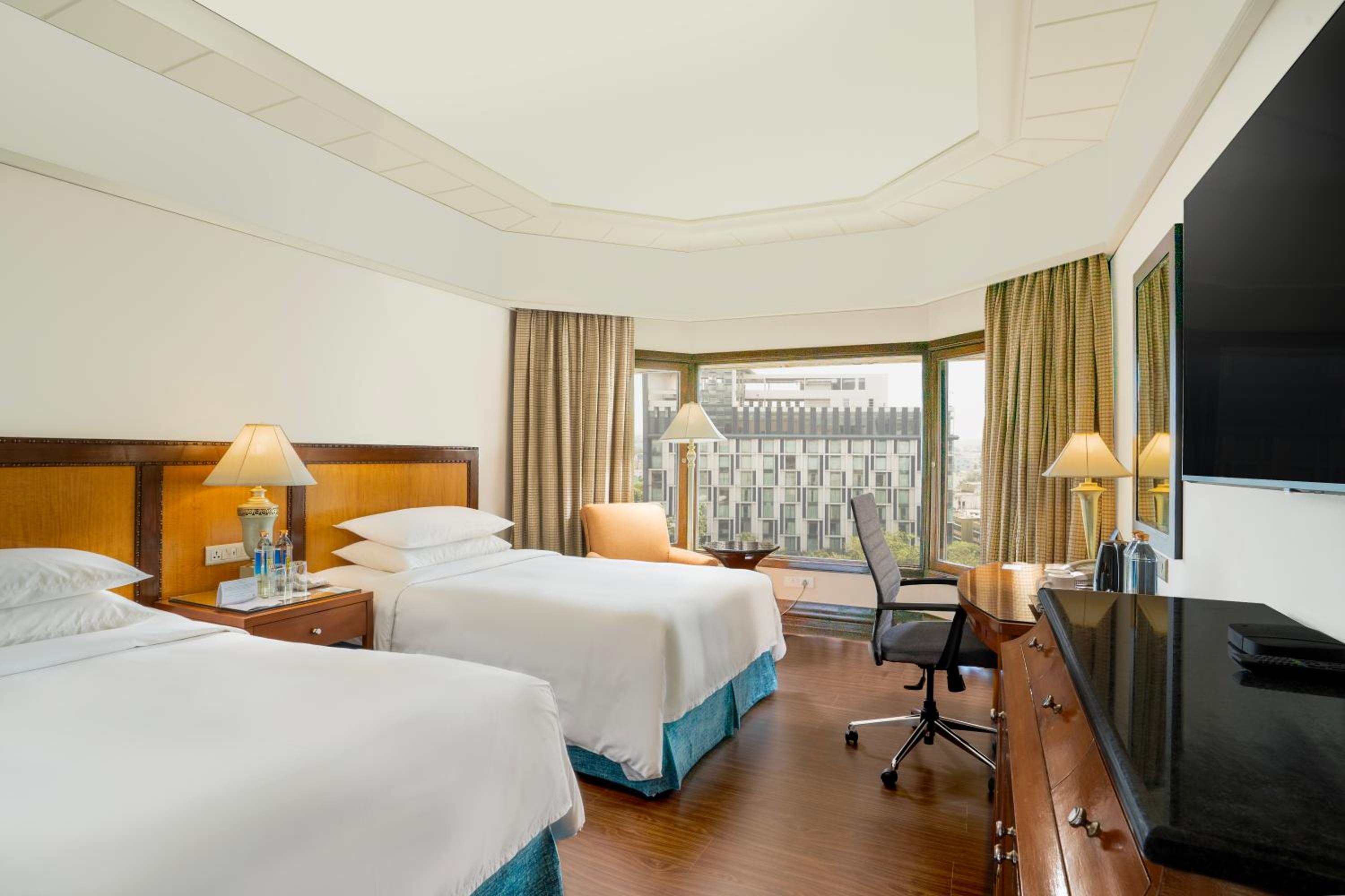 Deluxe Twin with Bathtub - Photo 4
