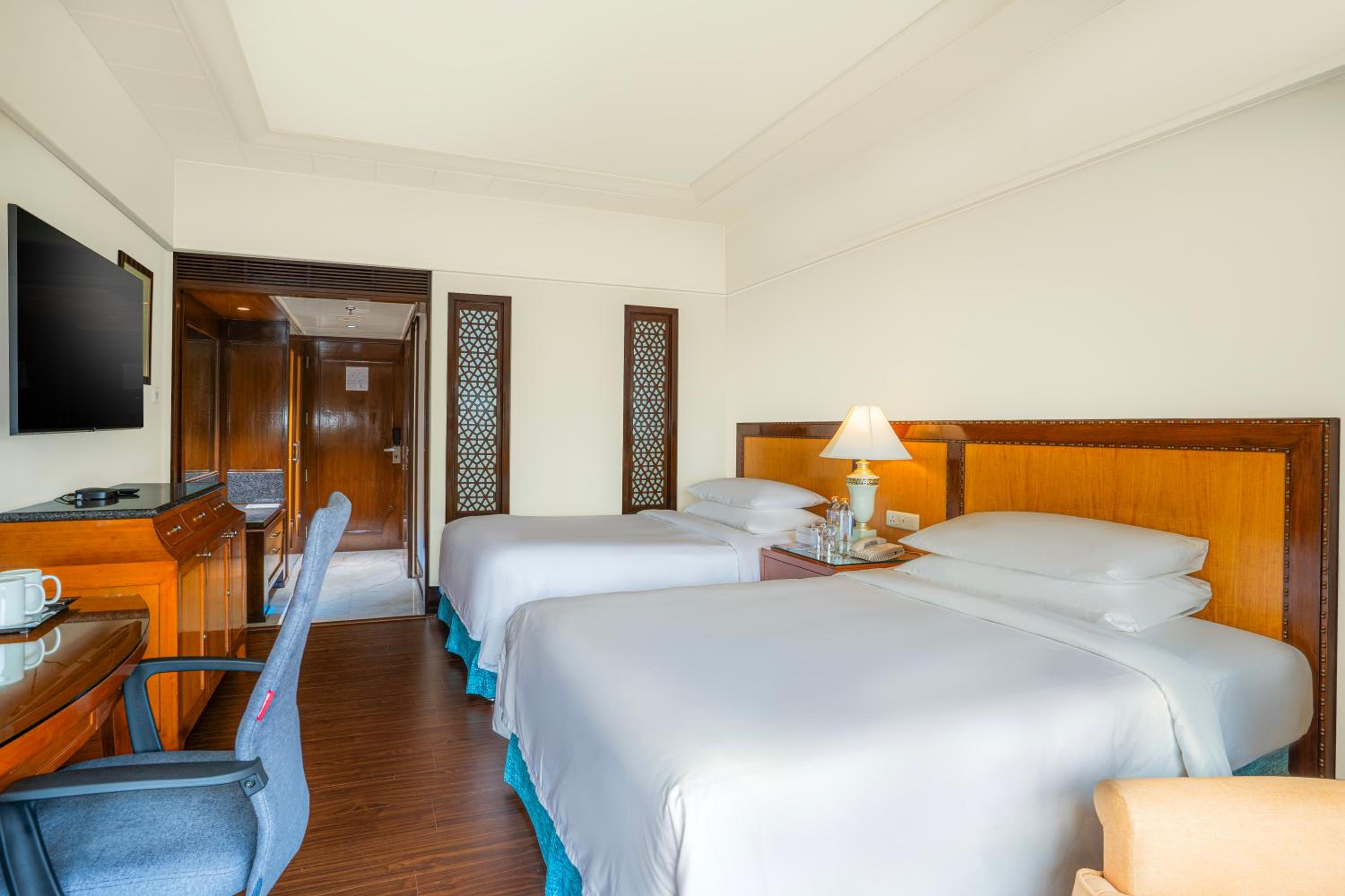 Executive Deluxe Twin with Bathtub & Lounge Access - Photo 1