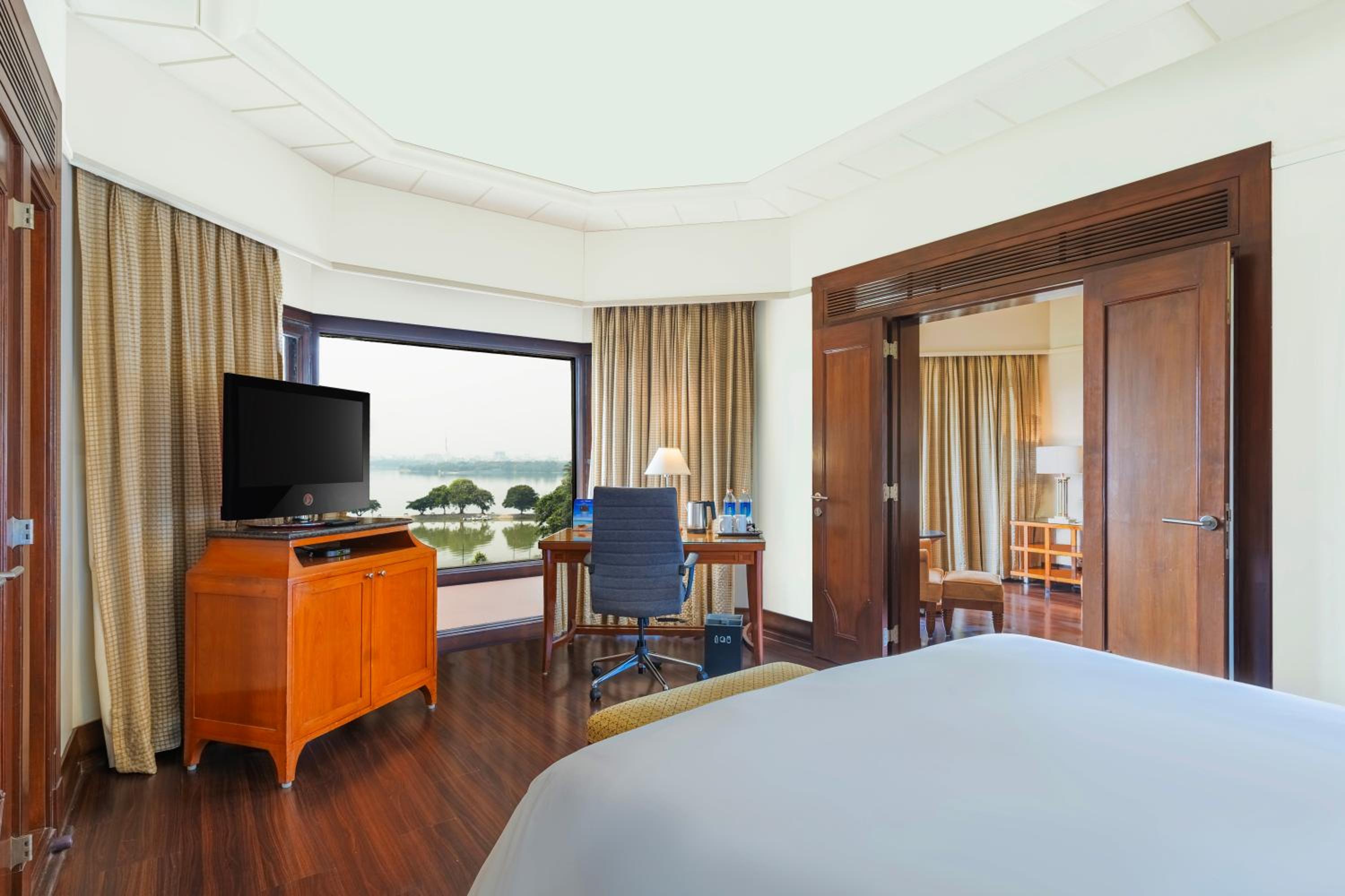 Deluxe Suite Lake View with Bathtub