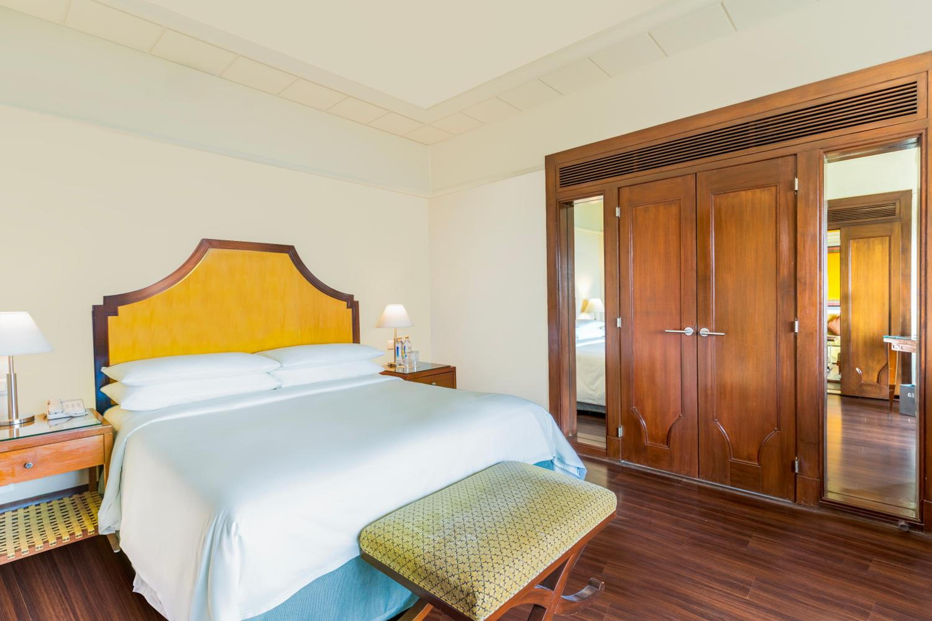 Deluxe Suite Lake View with Bathtub