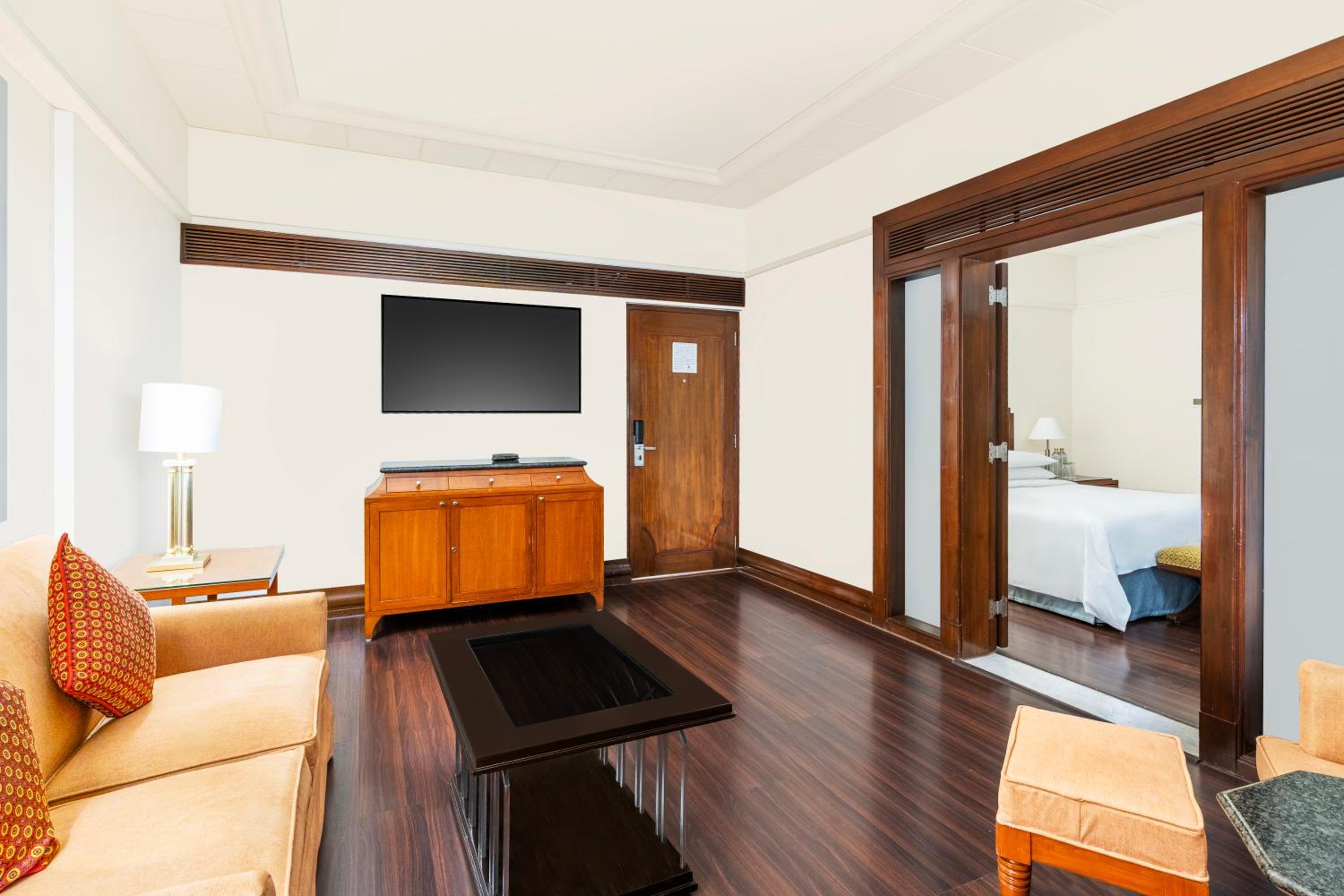 Deluxe Suite Lake View with Bathtub