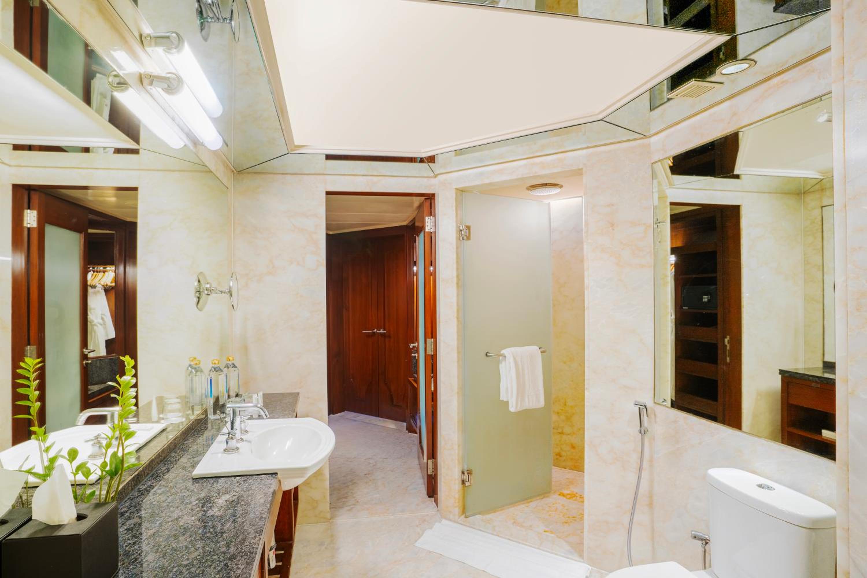 Executive Lake View King with Bathtub & Lounge Access photo 2