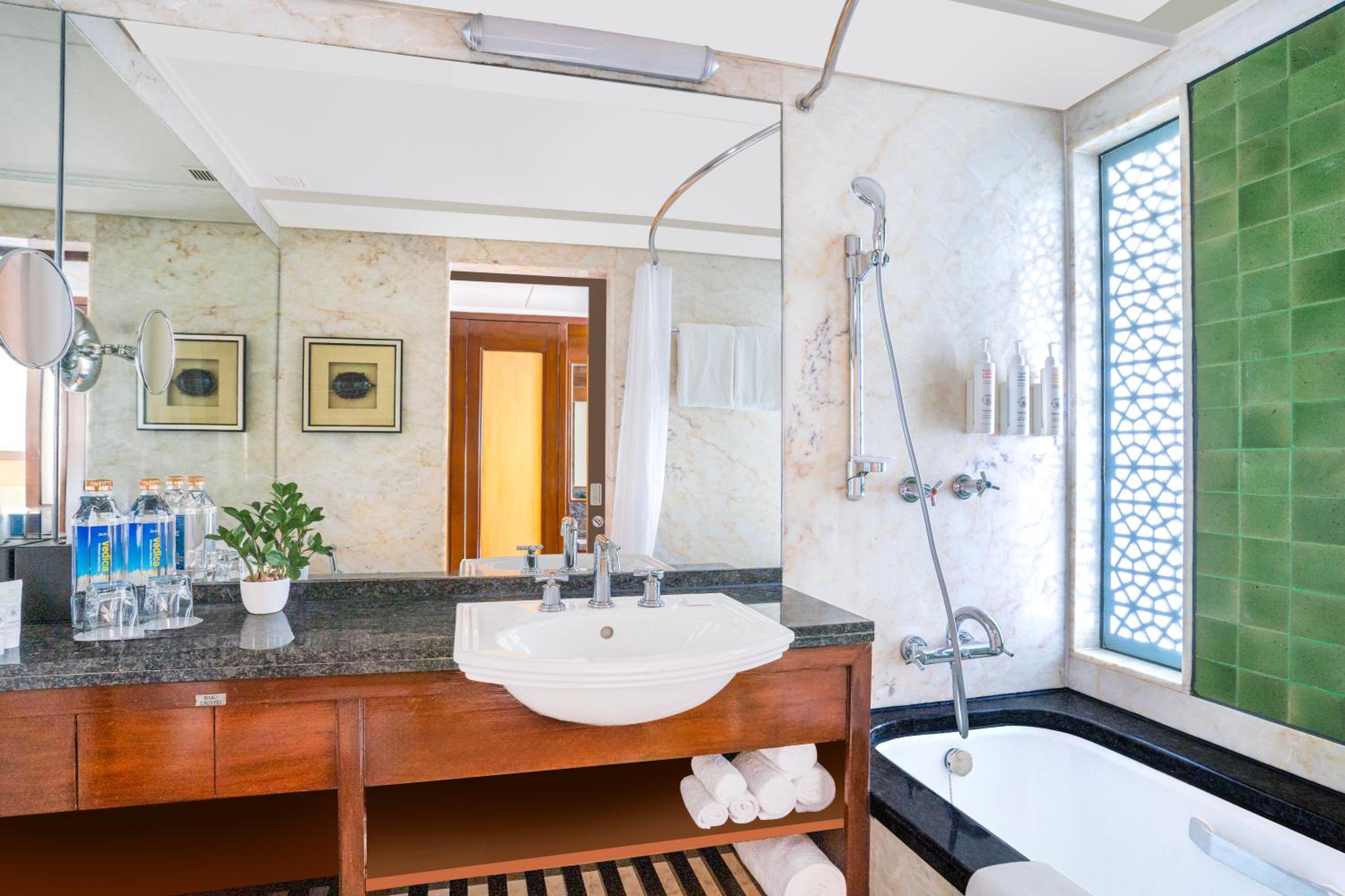 Deluxe Twin with Bathtub - Photo 3