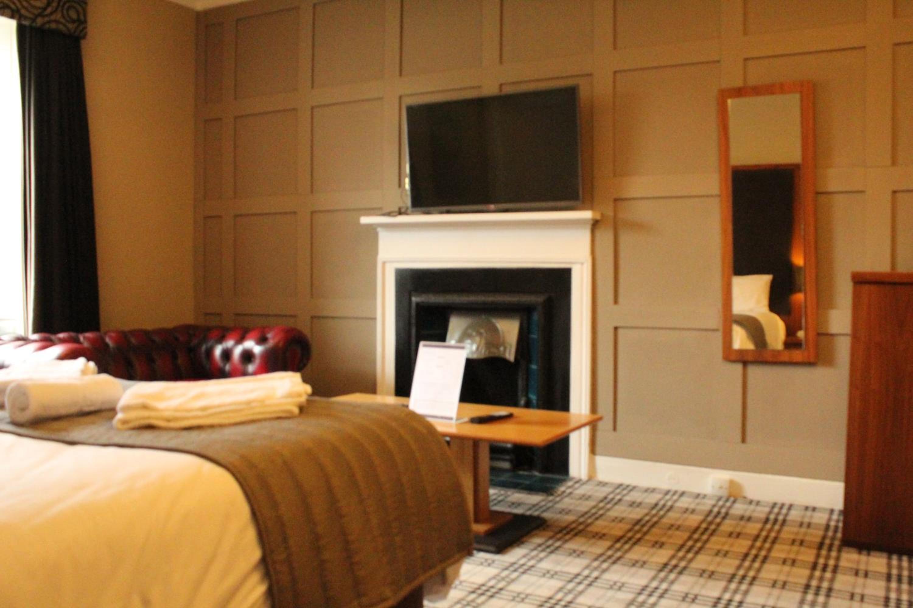 Double Room with Corner Bath/Shower photo 2
