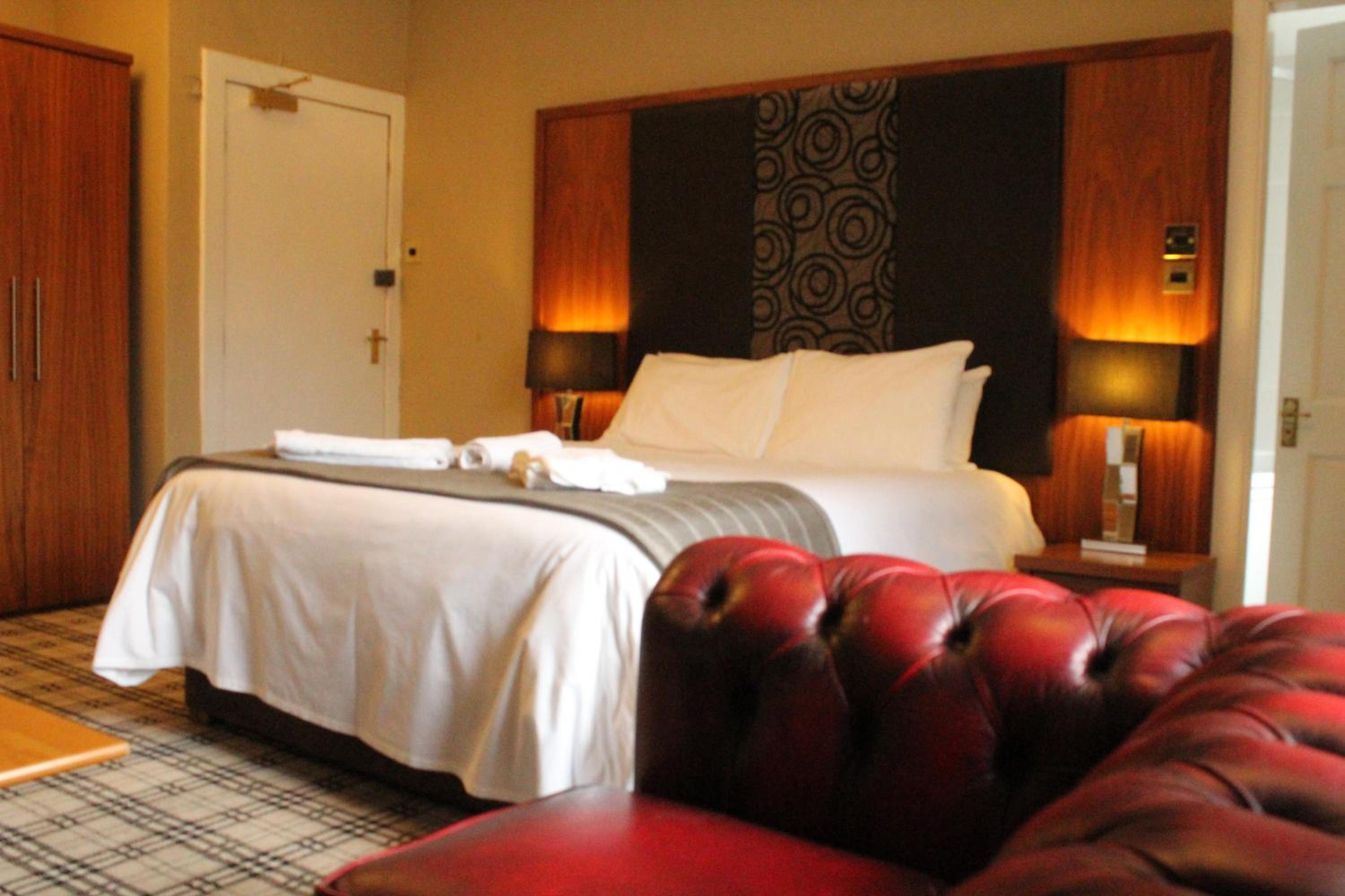 Double Room with Corner Bath/Shower photo 3