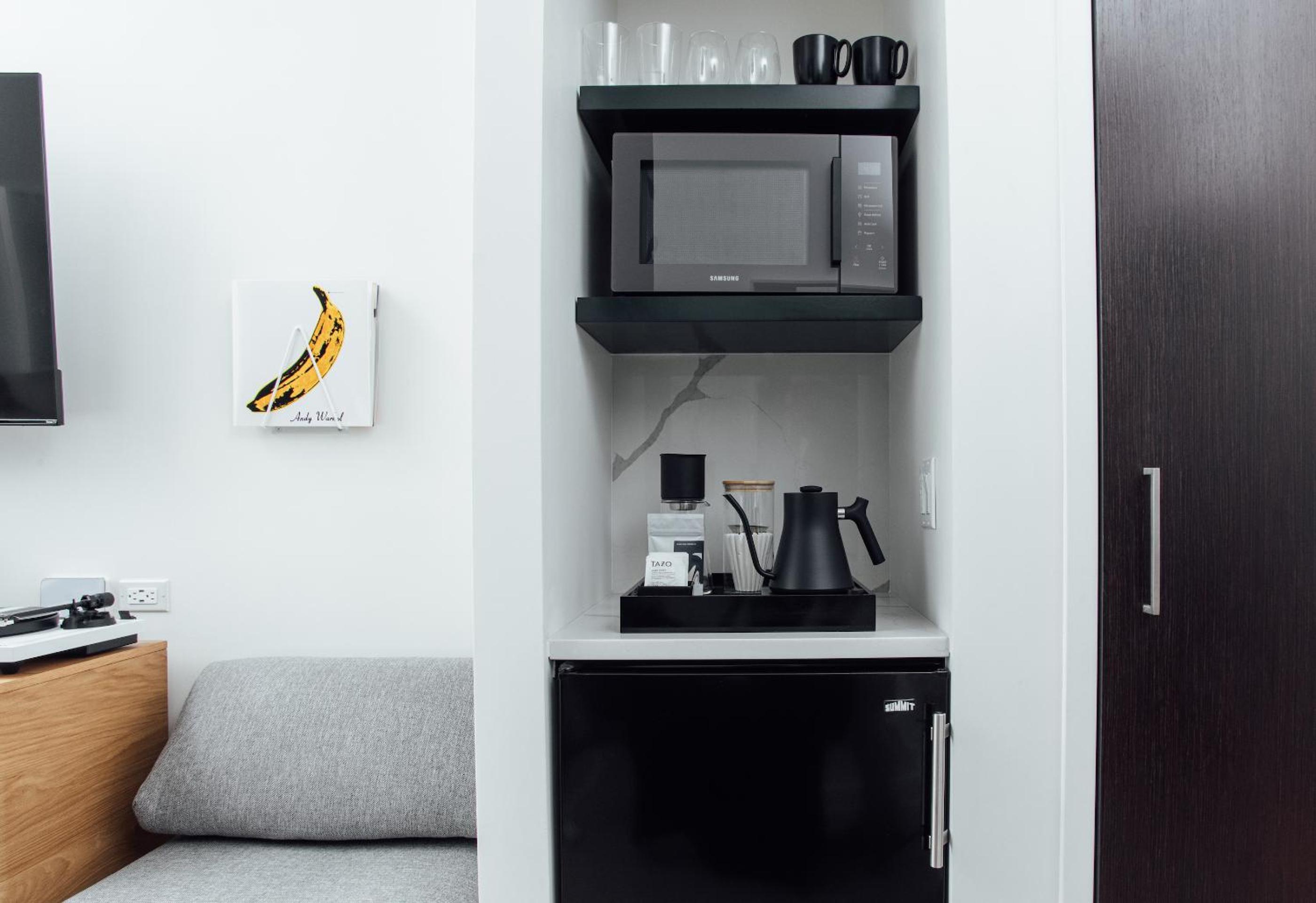Queen Room (24/7 Front Desk)