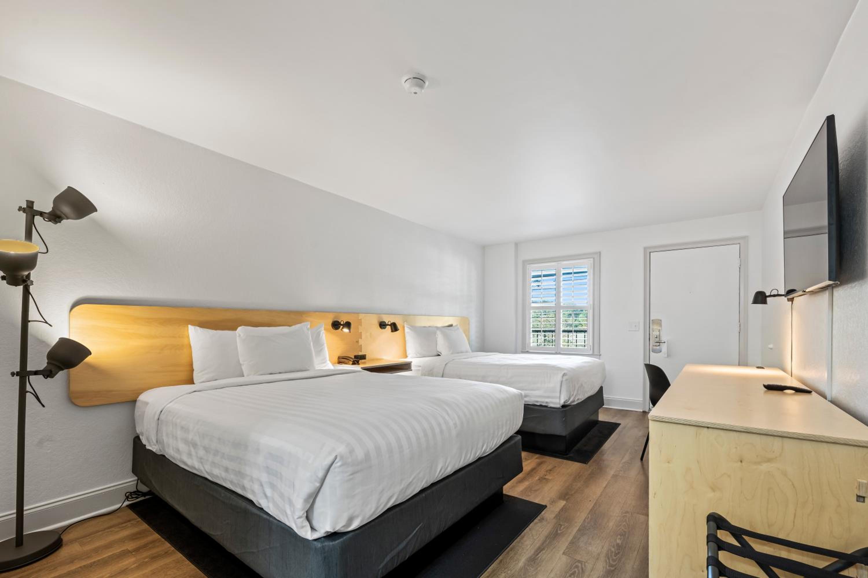 2 Queen Beds - Pet Friendly photo 3