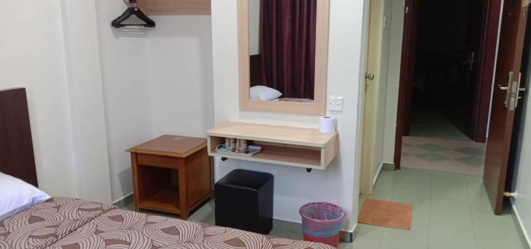 Standard Queen Room - Photo 6
