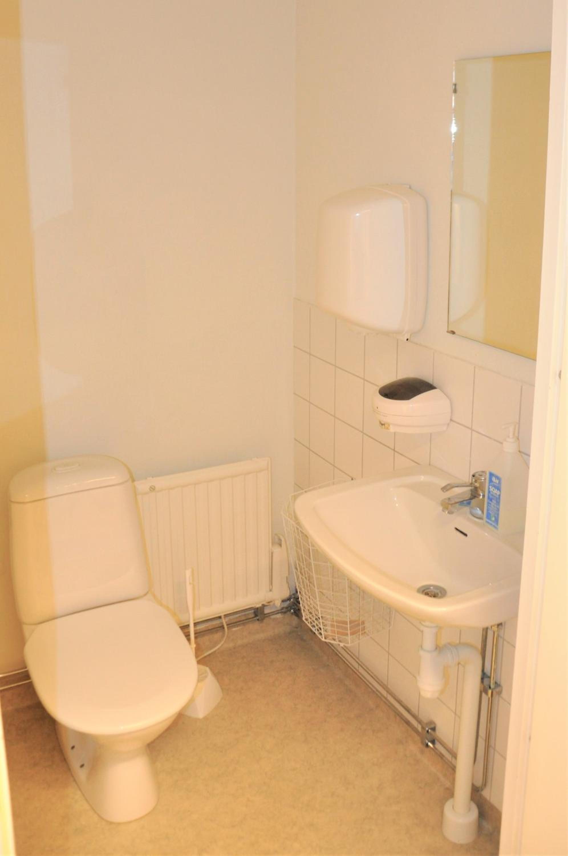 Family Room with Shared Bathroom photo 3