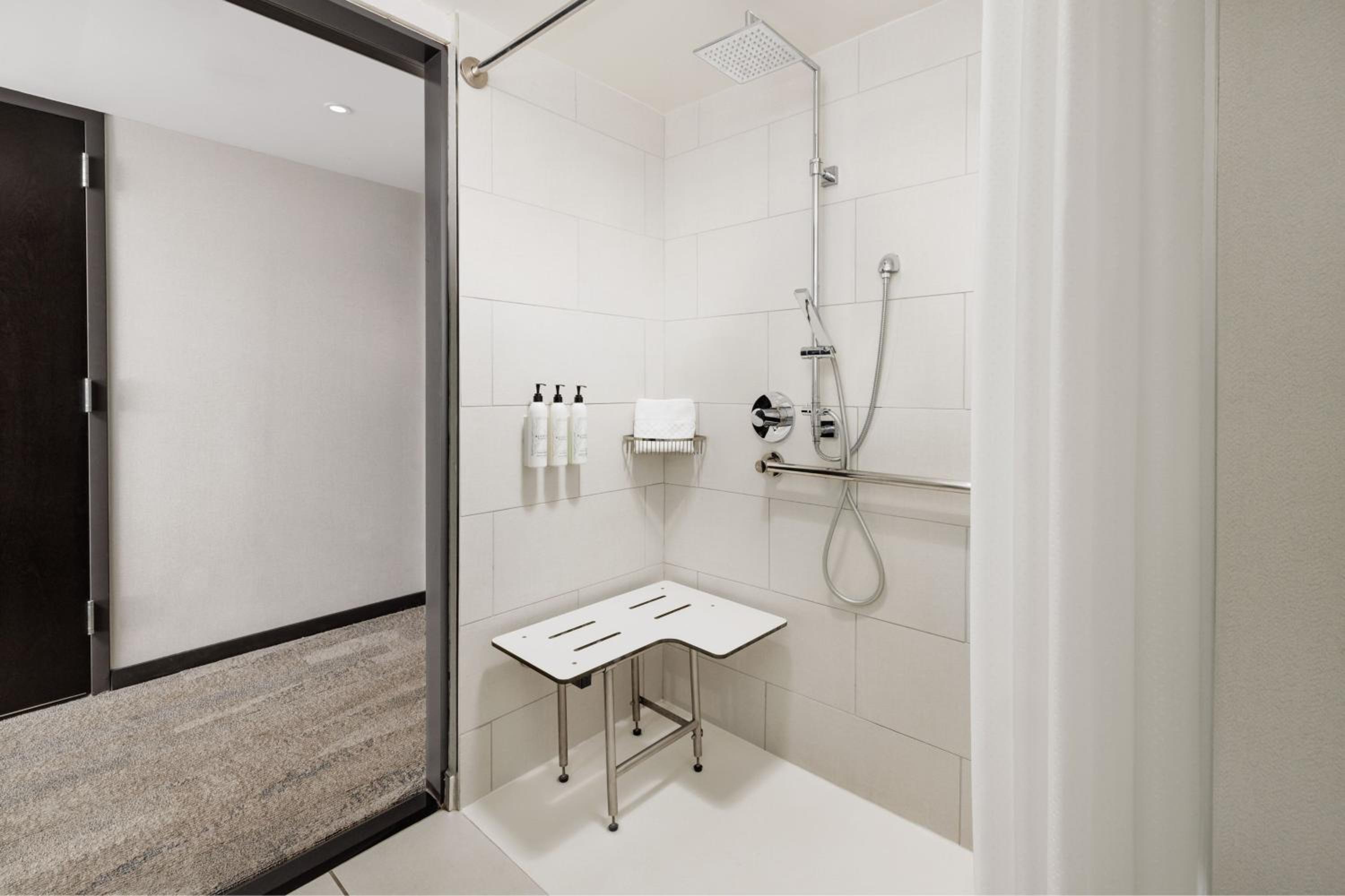 Double Room with Two Double Beds and Roll-In Shower - Mobility Accessible photo 3