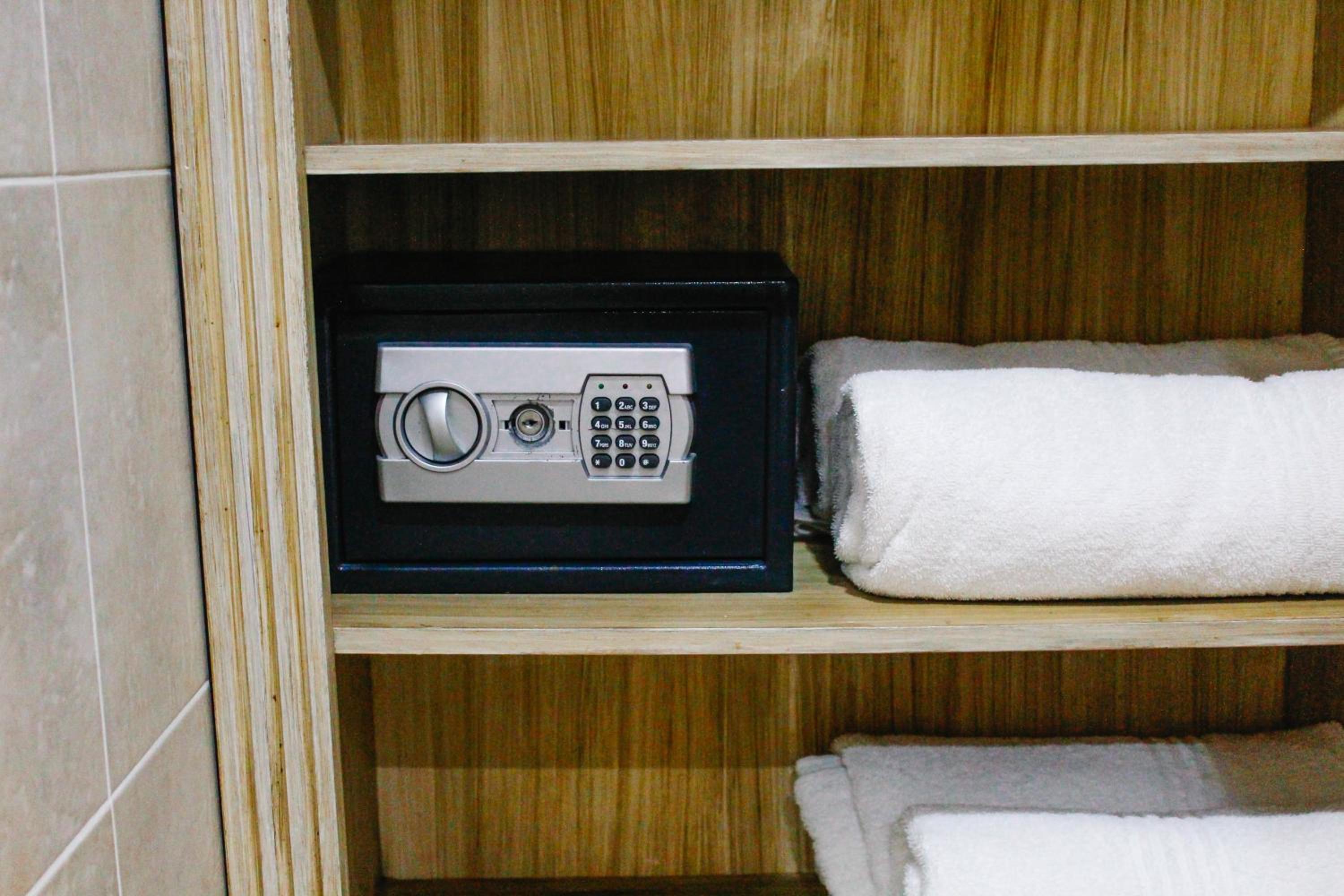 Standard Queen Room - Photo 8