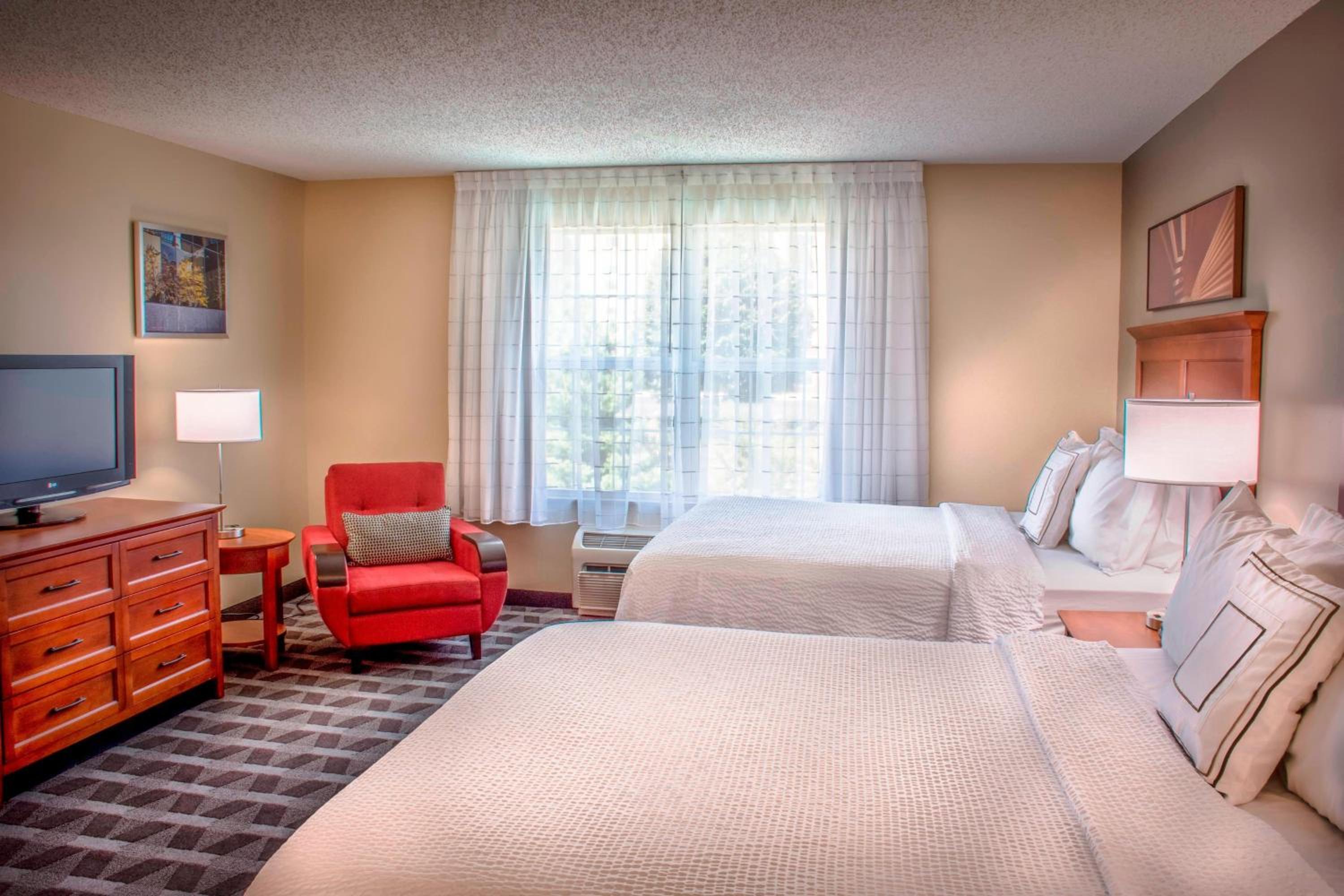 Queen Room with Two Queen Beds - Photo 3