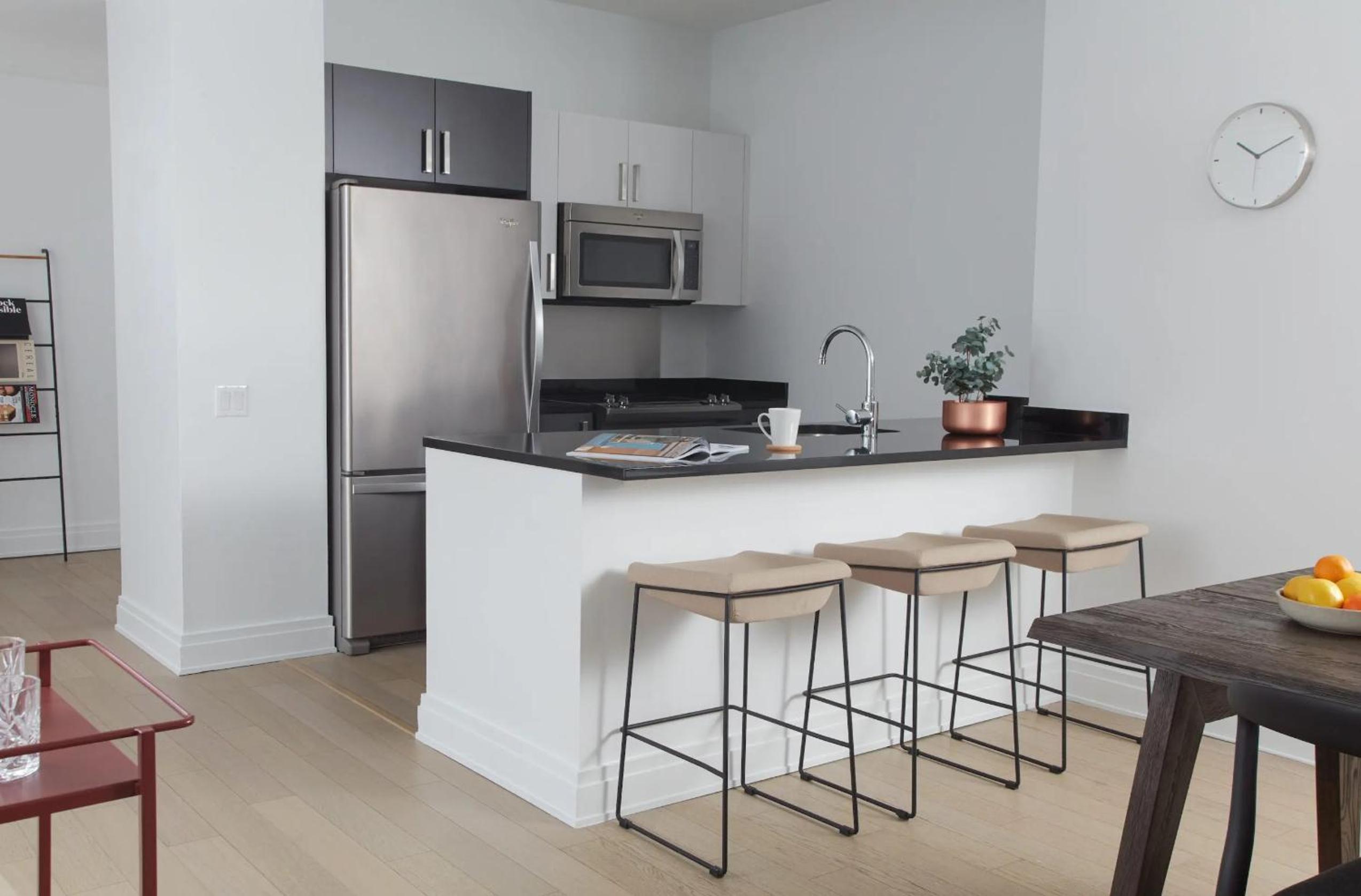 Deluxe One Bedroom, King (24/7 Front Desk)