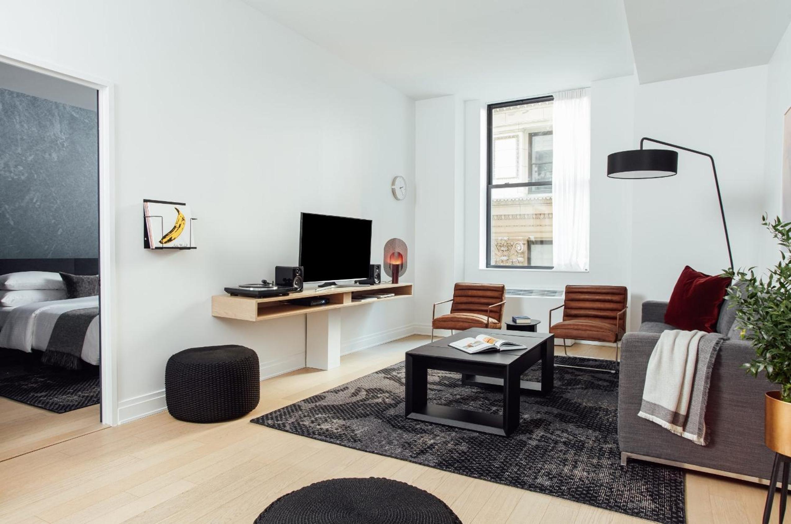 Deluxe One Bedroom, King (24/7 Front Desk)