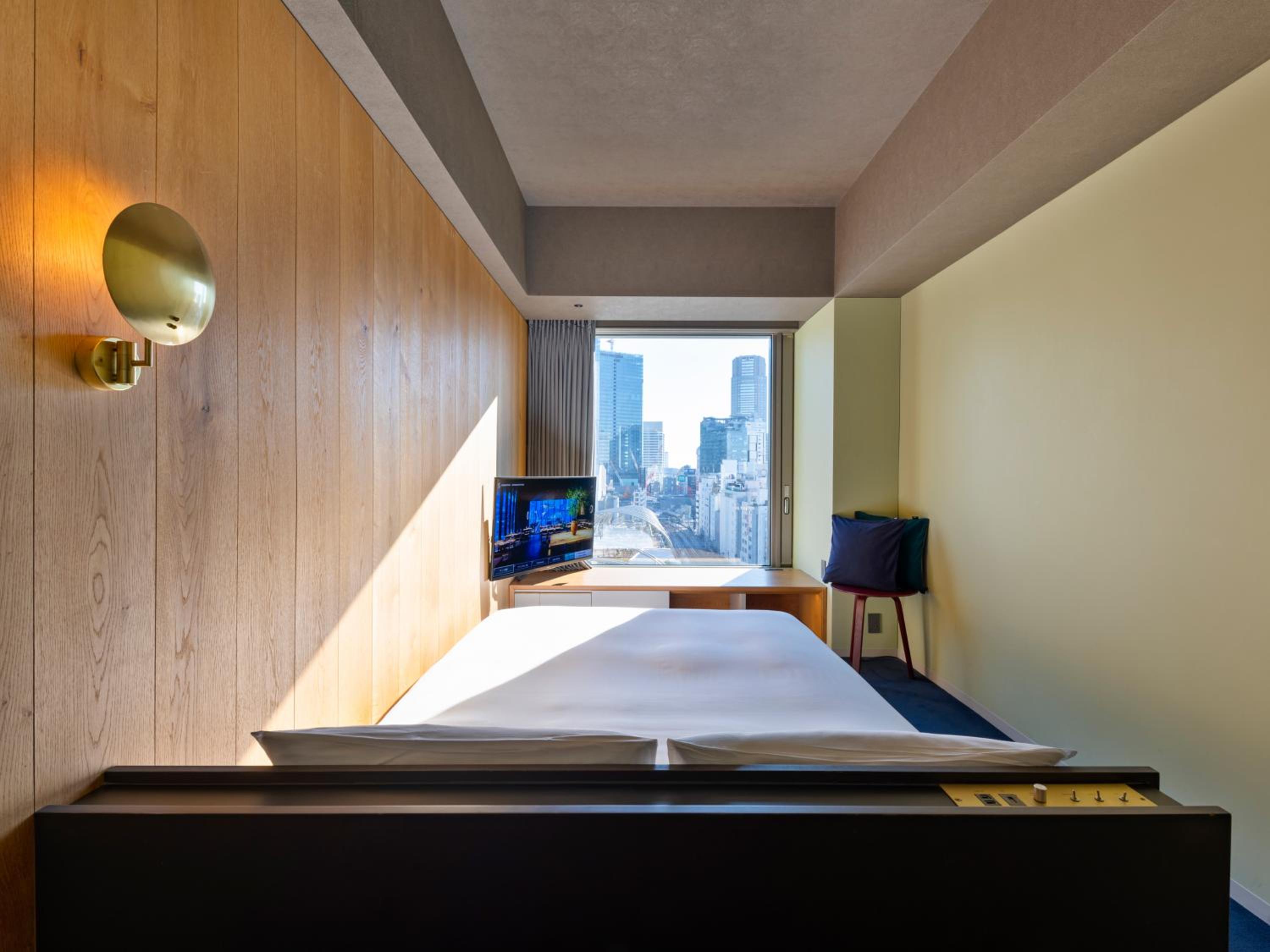 Queen Room with Park Side - Photo 1