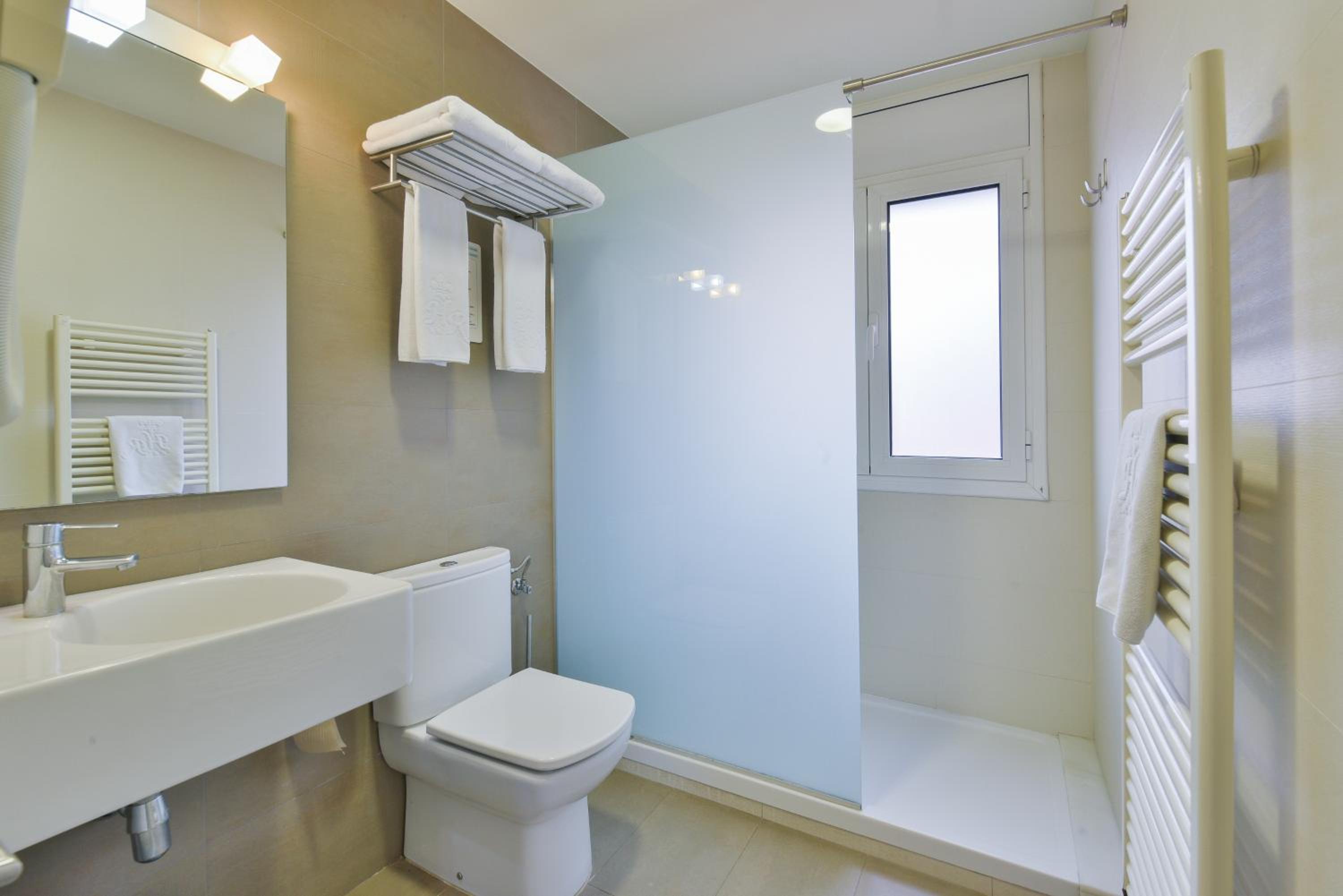 Double or Twin Room - Photo 12