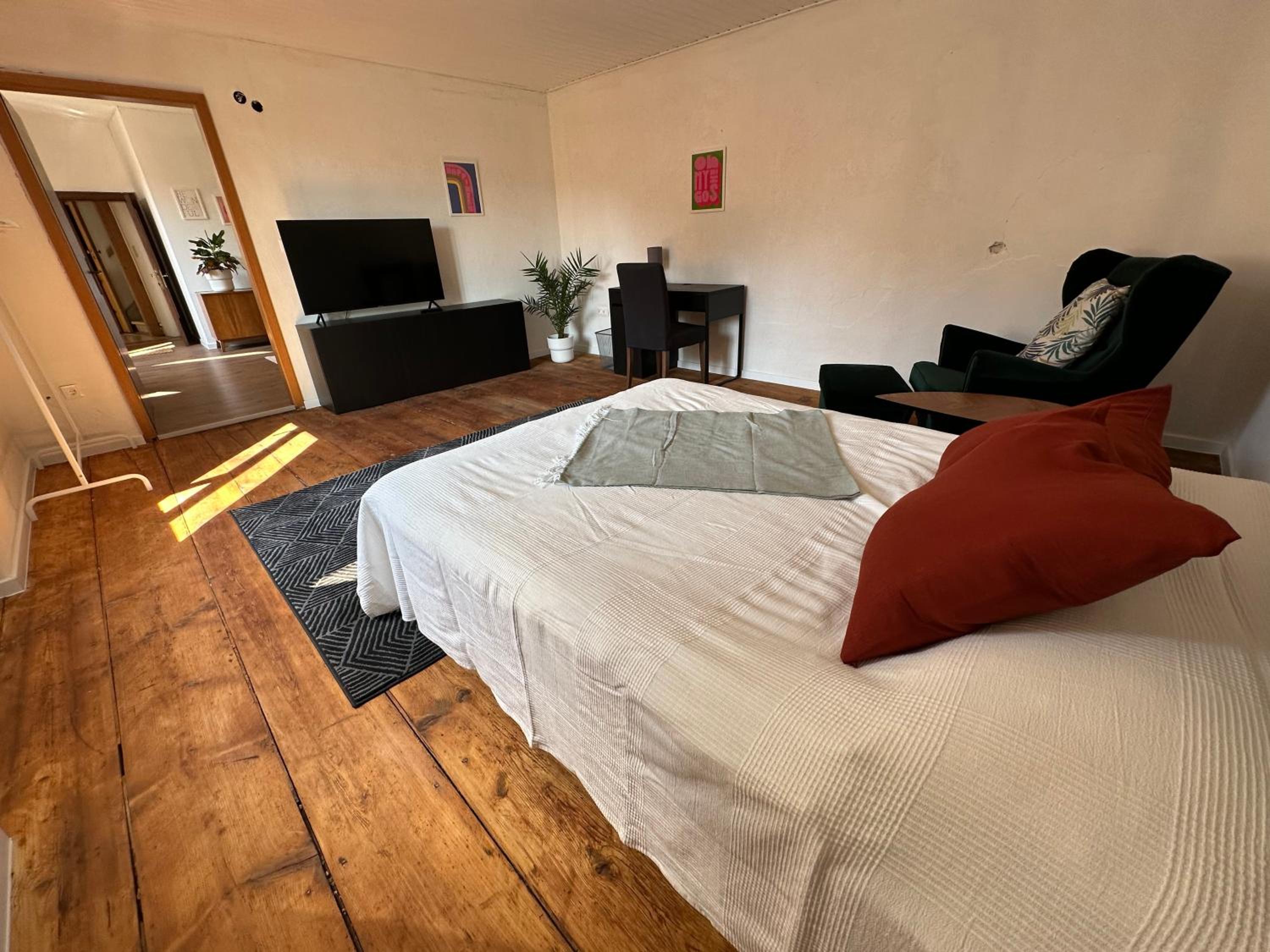 One-Bedroom Apartment photo 1