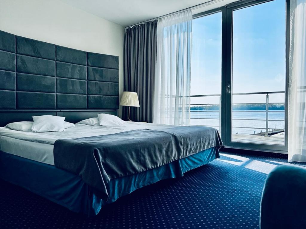 Suite - Photo 1