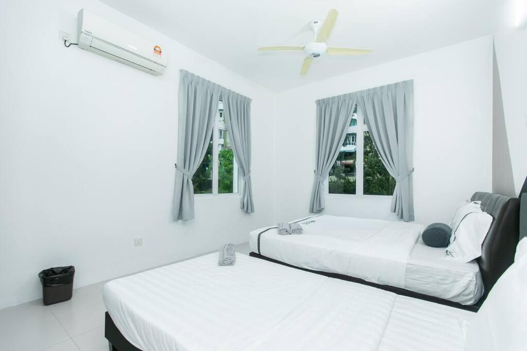 Five-Bedroom House photo 3