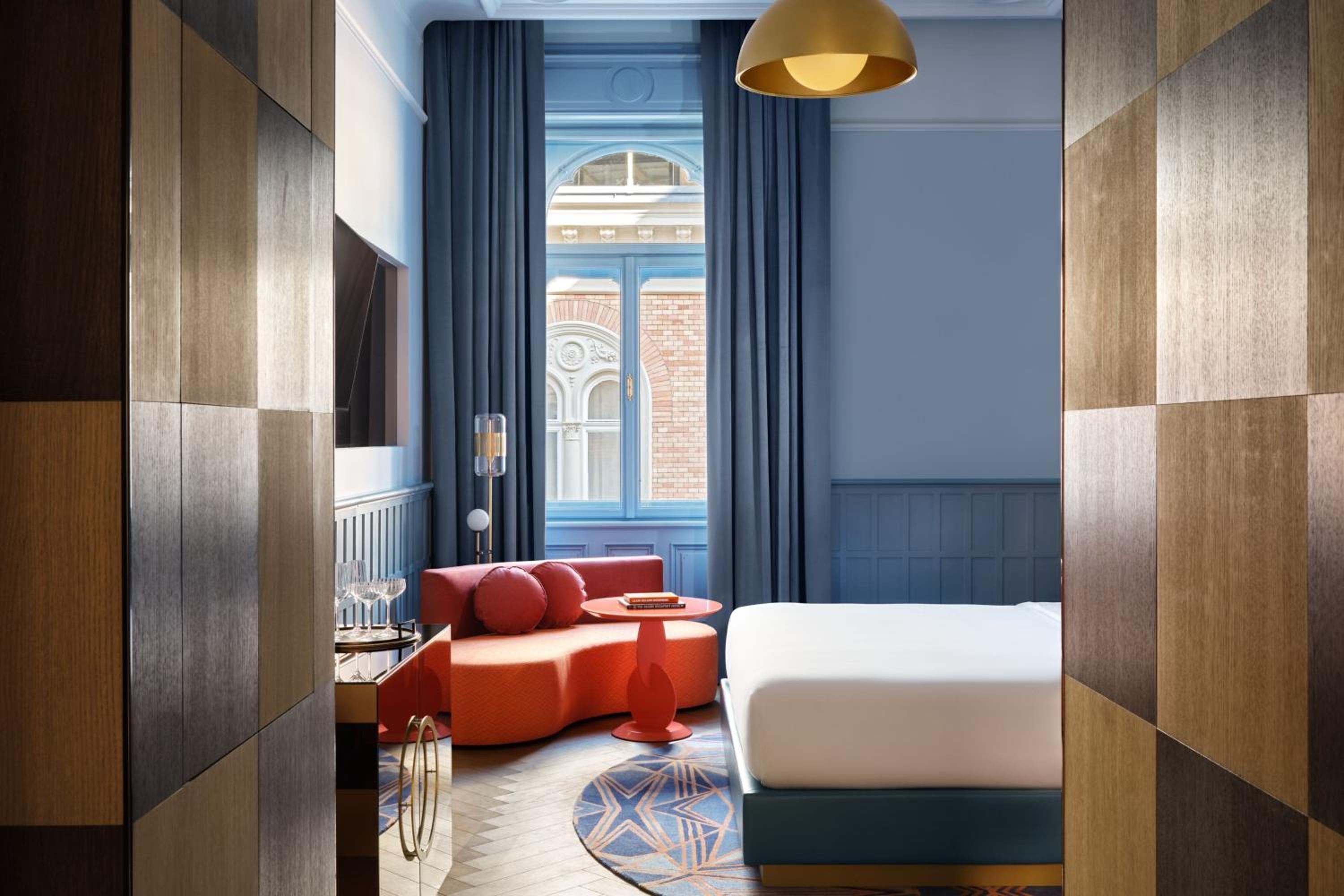 Deluxe King Room with Street View