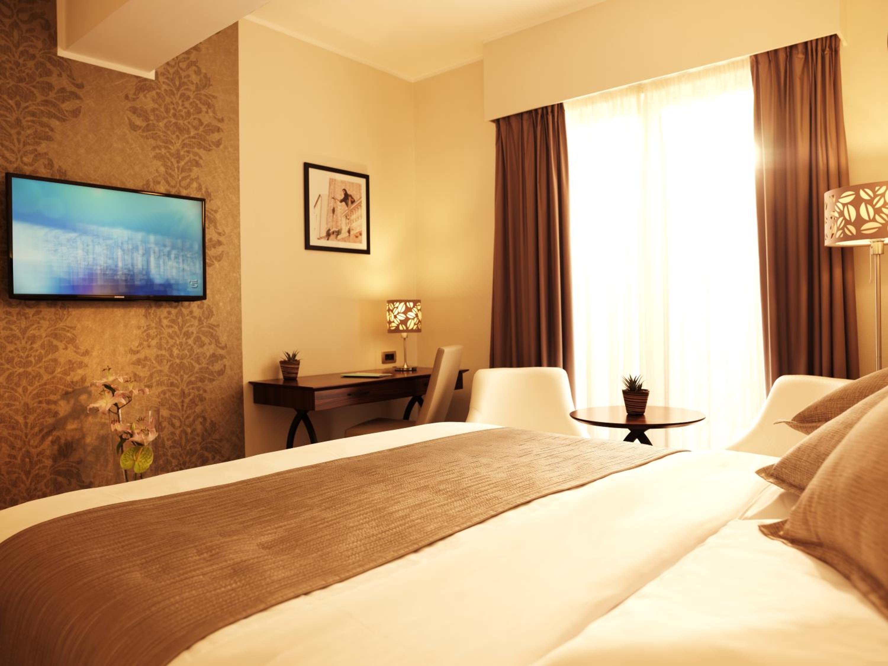 Executive Double Room with Balcony - Photo 2