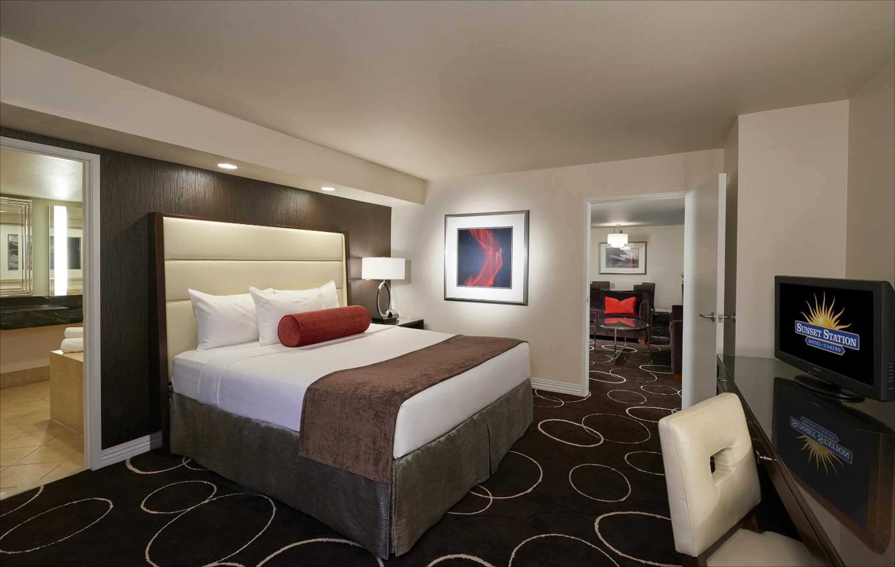 Suite - 1 King Bed photo 1