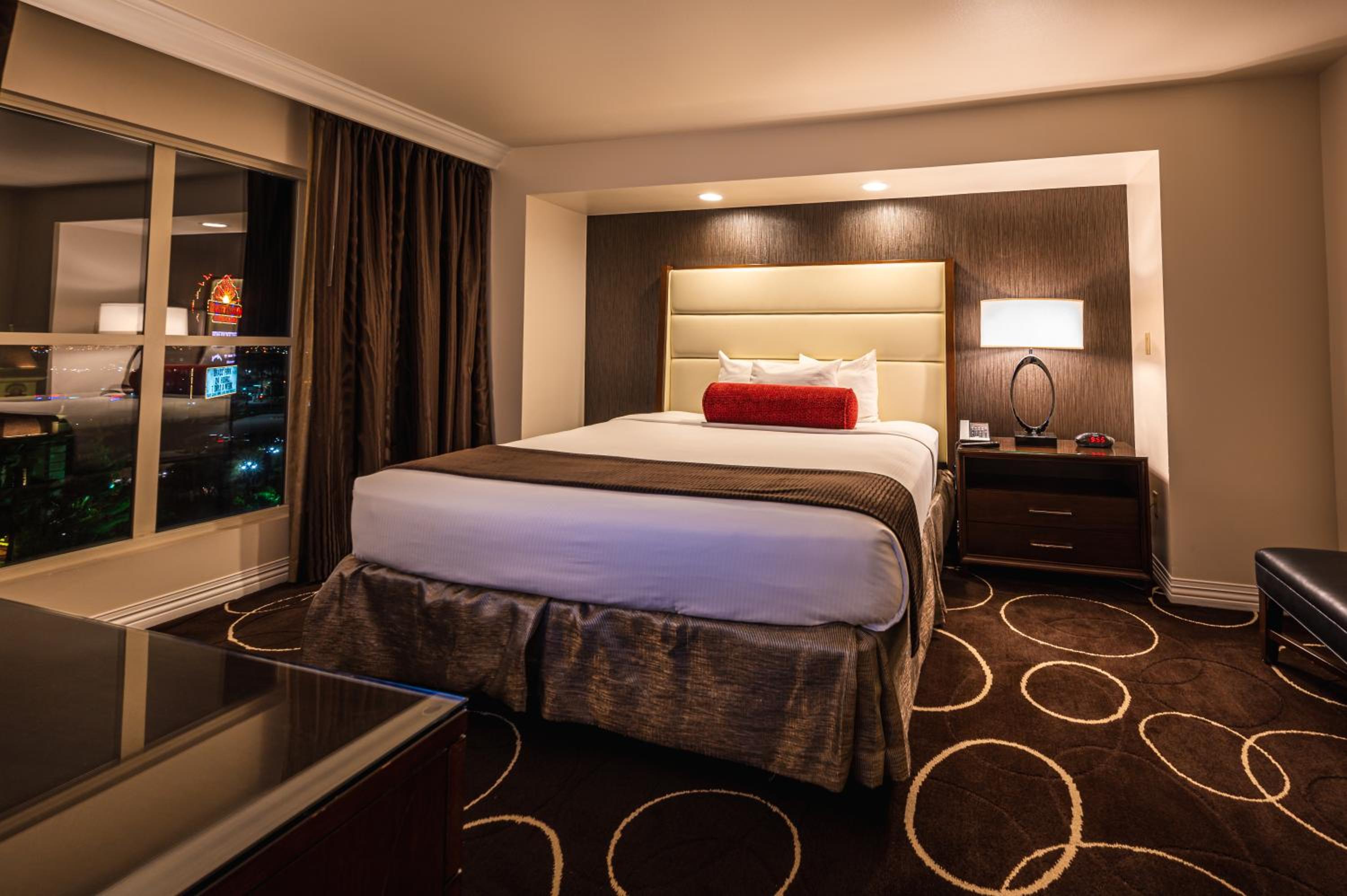 Suite - 1 King Bed photo 3