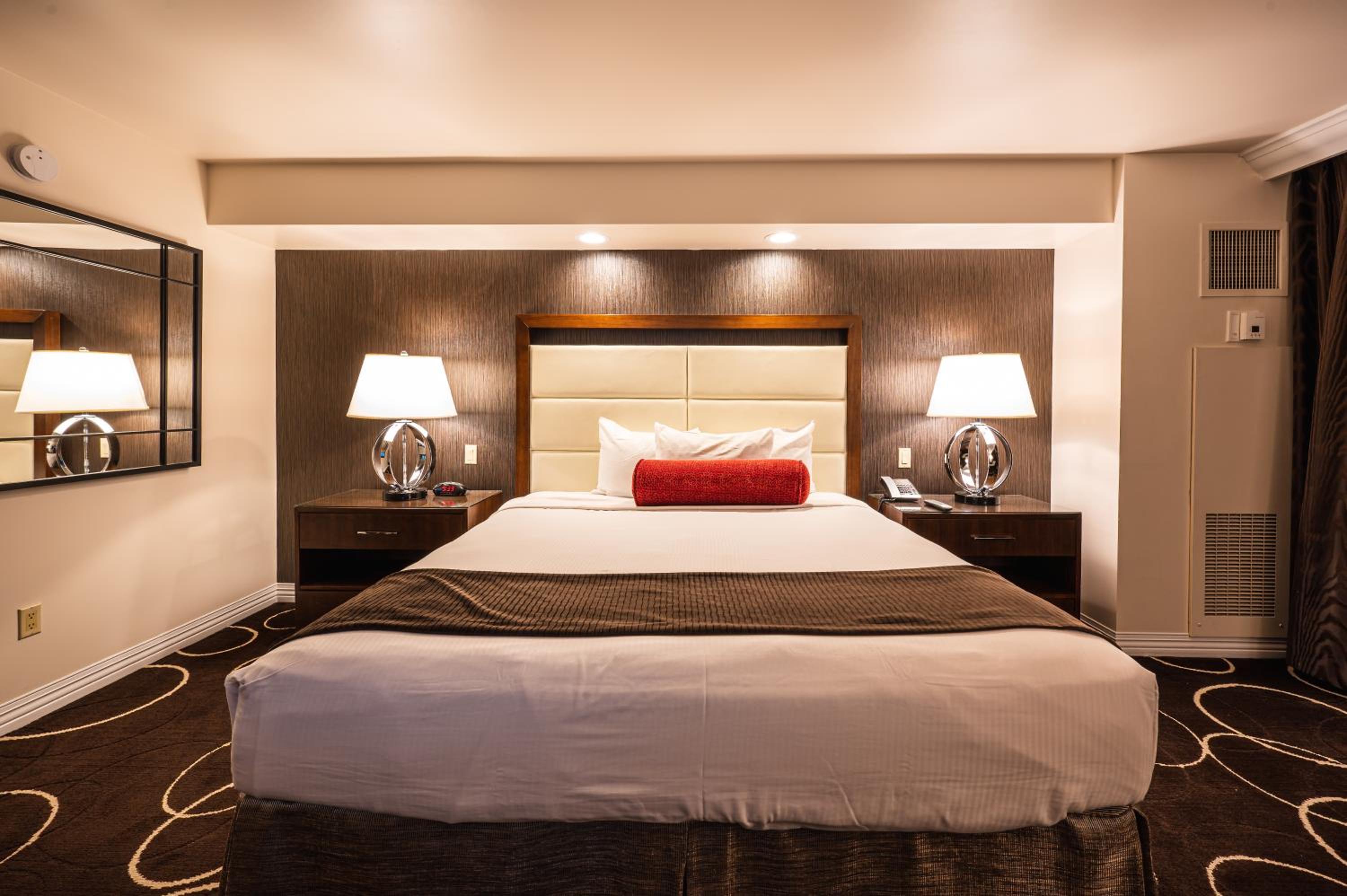 Deluxe Room, 1 King Bed photo 2
