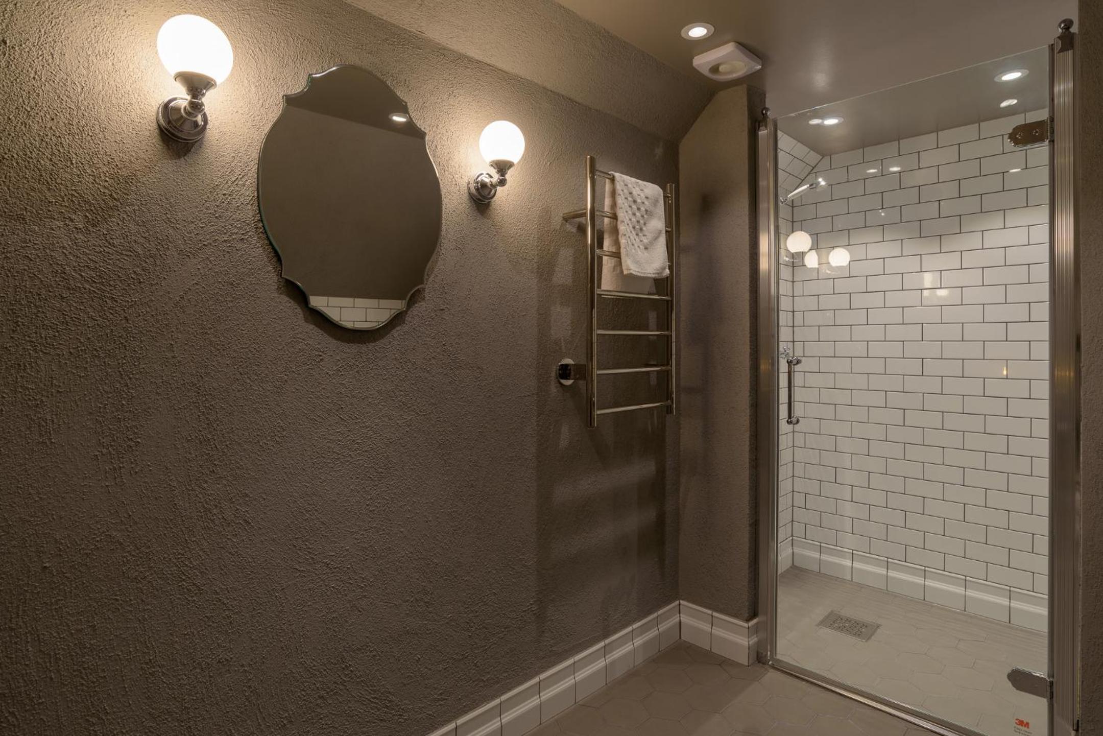 Double Room with Private Bathroom - Photo 2